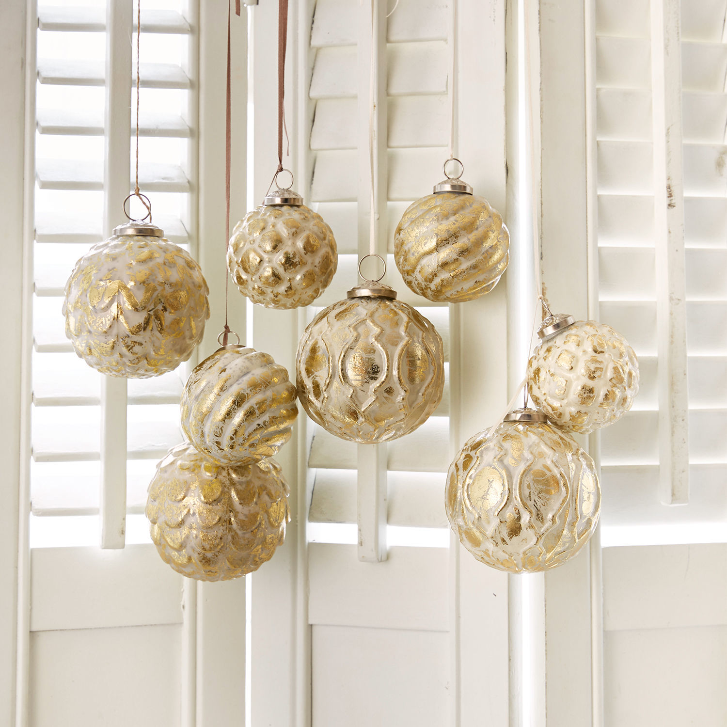 Set de 8 adornos navideños Imogen Conjunto de bolas navideñas de vidrio dorado con varios diseños para decoración del hogar