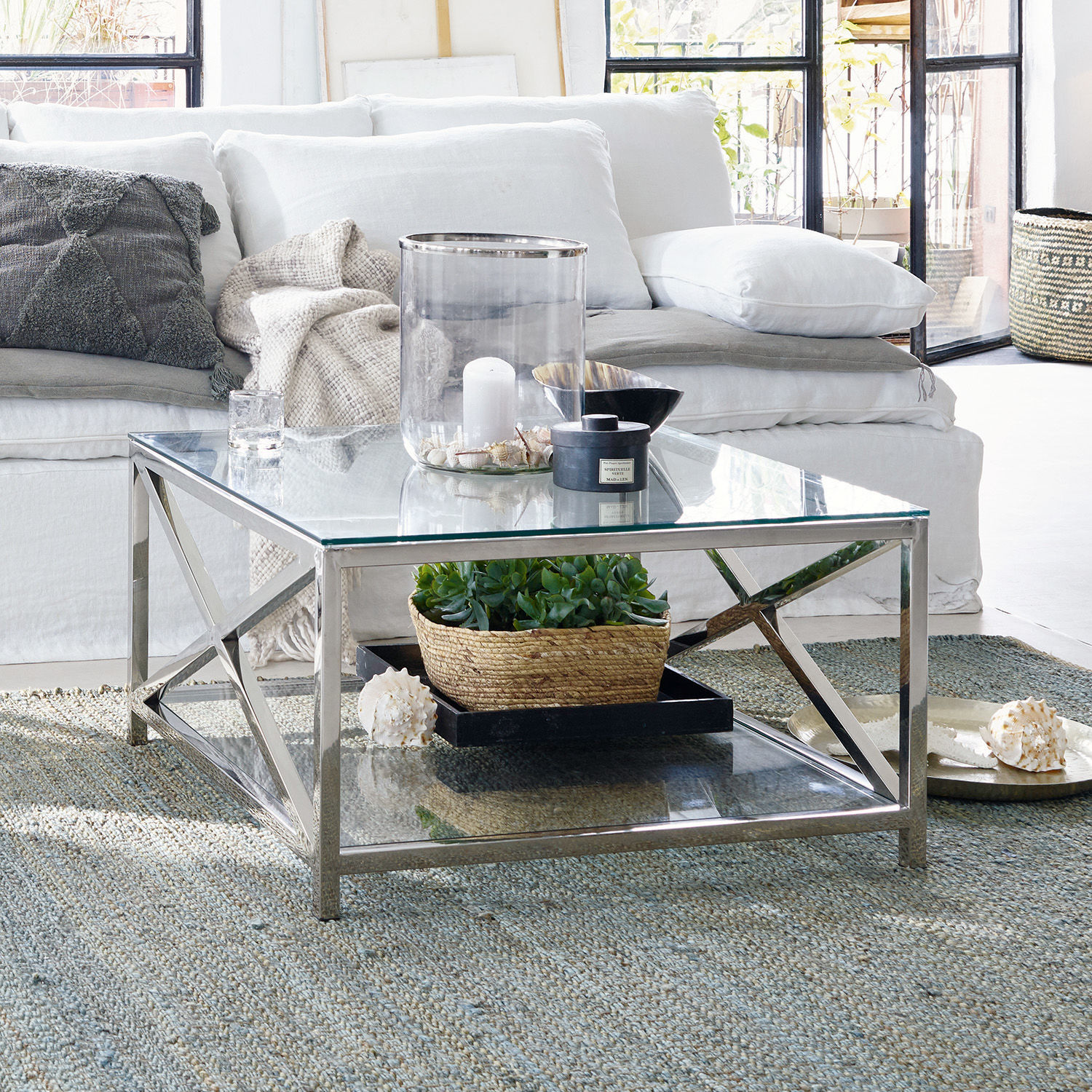 Mesa de centro Stamford Mesa de centro cuadrada de vidrio y metal plateado sobre alfombra en sala de estar