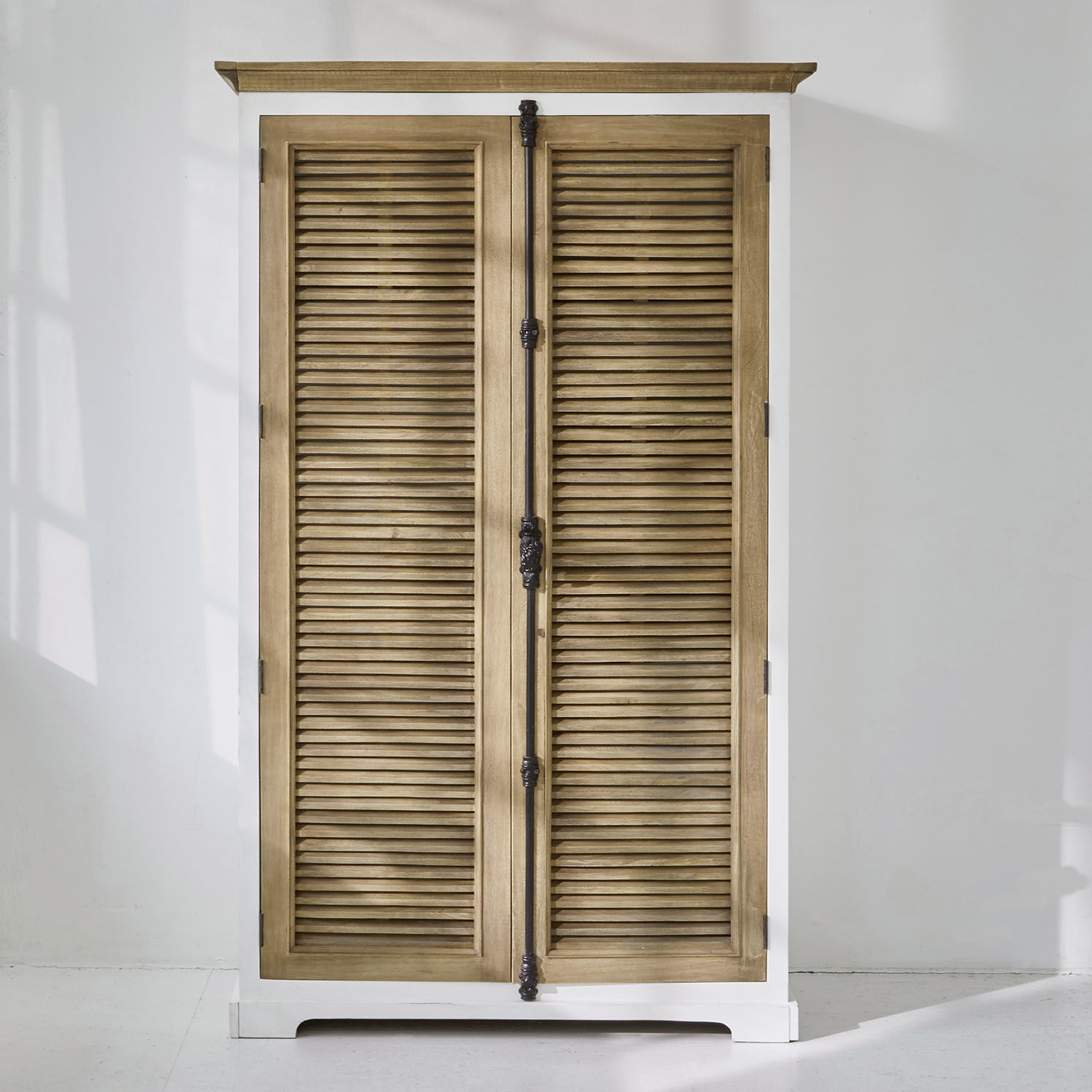 Armario Comtois Armario de madera con marco blanco y puertas de persiana en color natural, mueble de almacenamiento vintage
