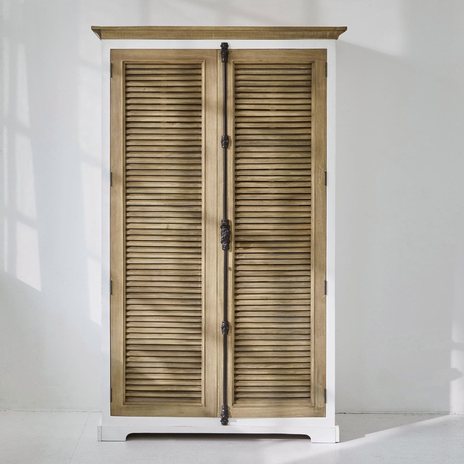 Armario Comtois Armario de madera con marco blanco y puertas de persiana en color natural, mueble de almacenamiento vintage