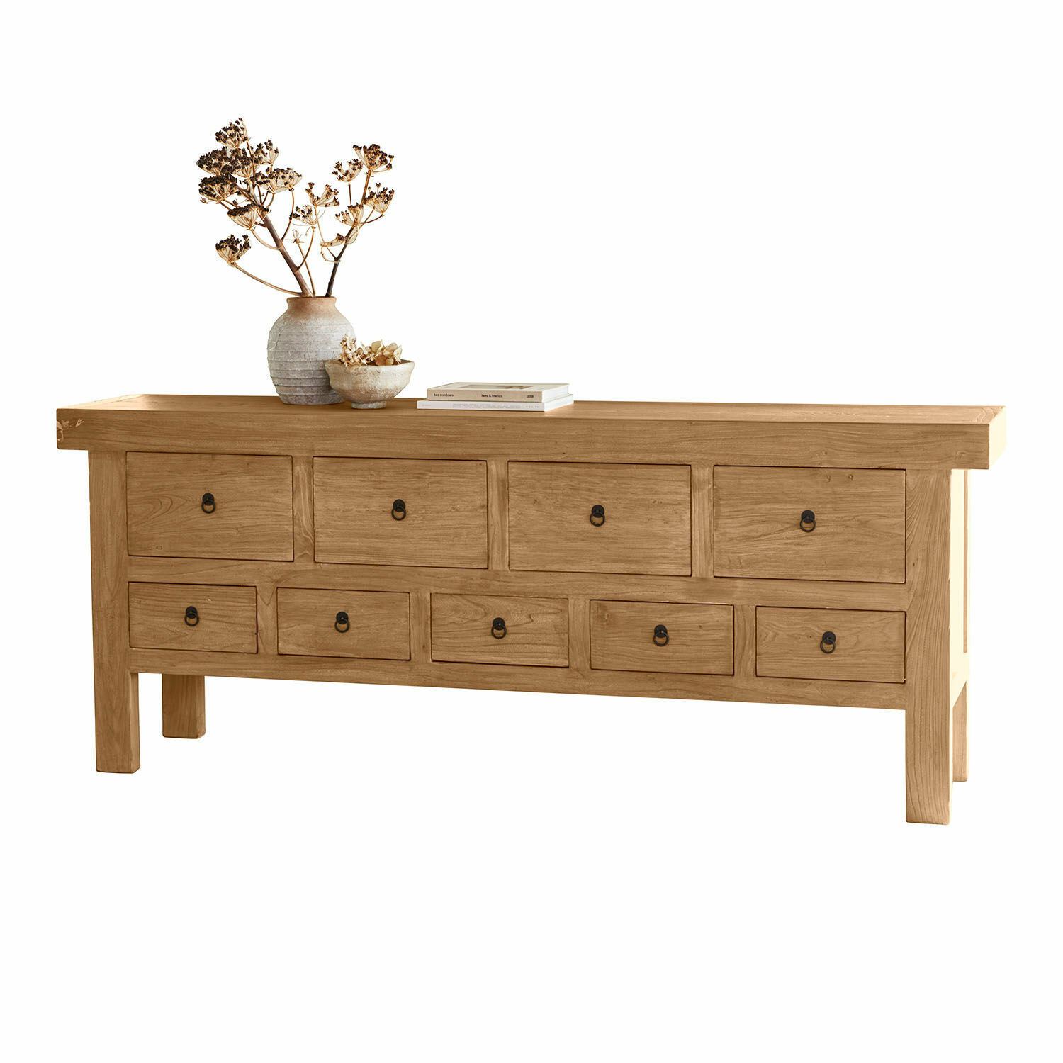 Cómoda de madera natural con diez cajones y decoración de flores secas encima