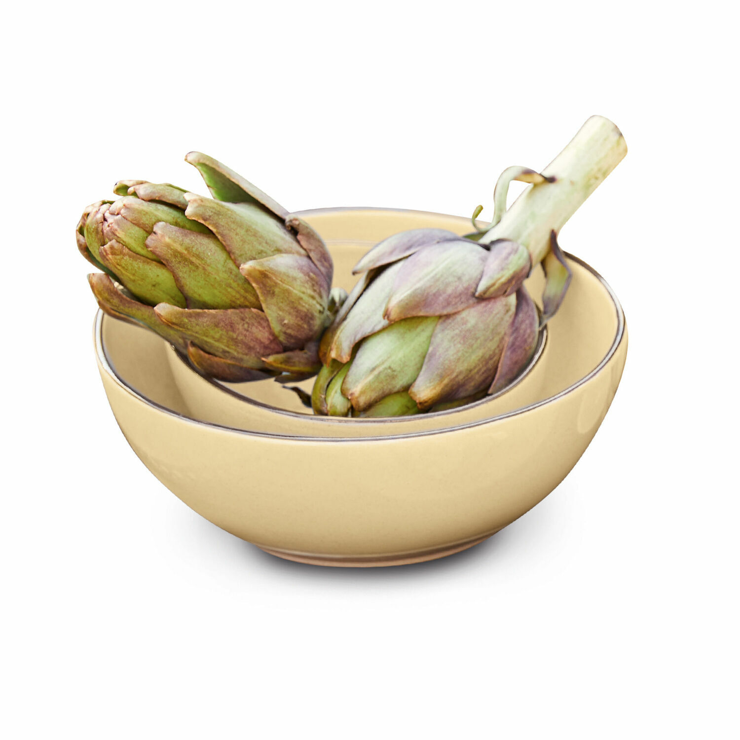 Set de 2 cuencos Biarré Dos alcachofas en un bol de cerámica beige sobre fondo blanco, verduras frescas para cocina