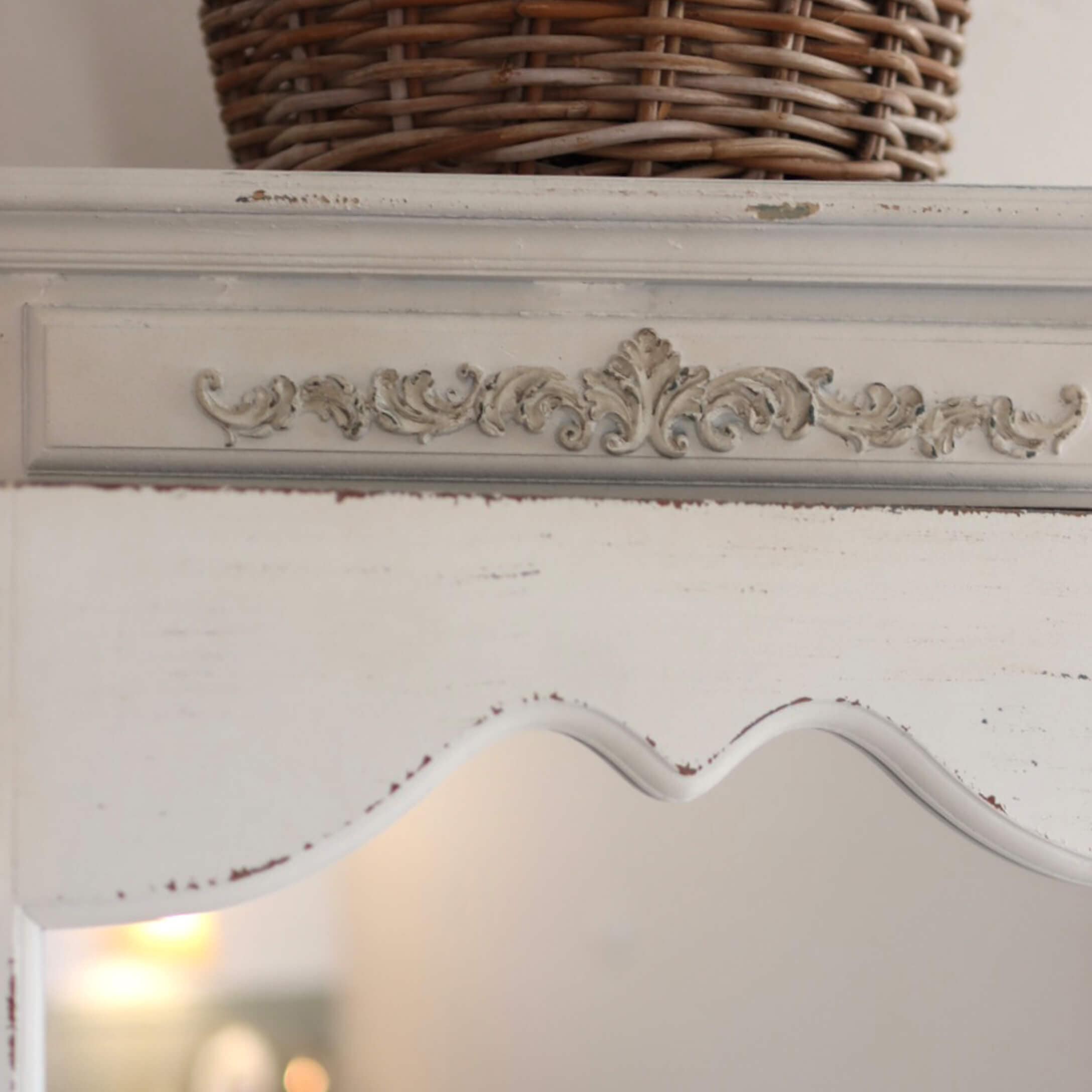 Mueble de madera blanco con diseño tallado decorativo y acabado envejecido estilo vintage