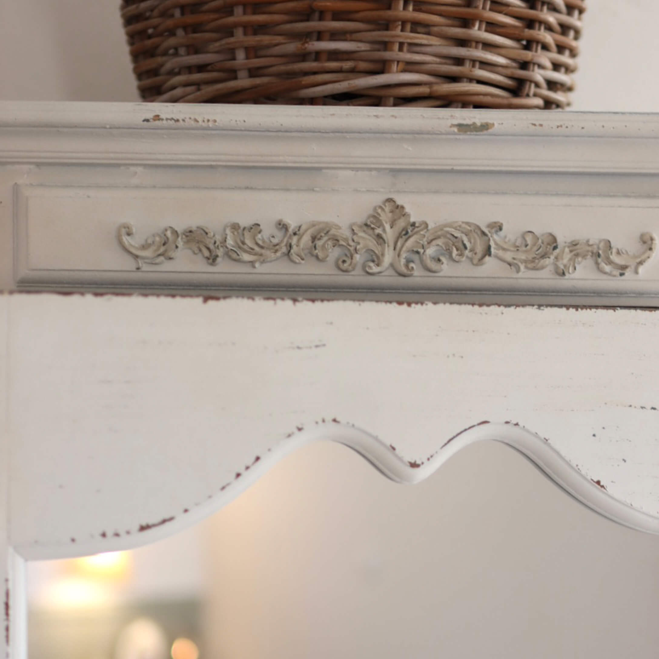 Mueble de madera blanco con diseño tallado decorativo y acabado envejecido estilo vintage
