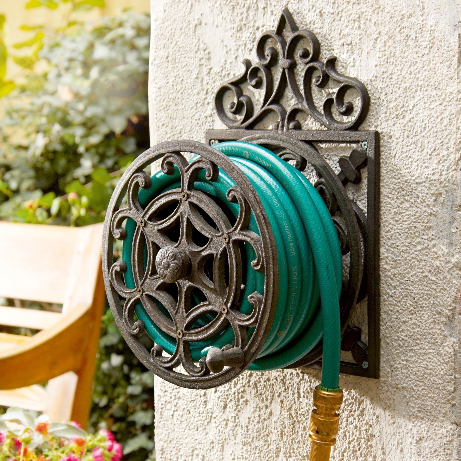 Soporte para manguera Trelly Soporte de manguera de jardín de metal decorativo con manguera verde y conector de latón