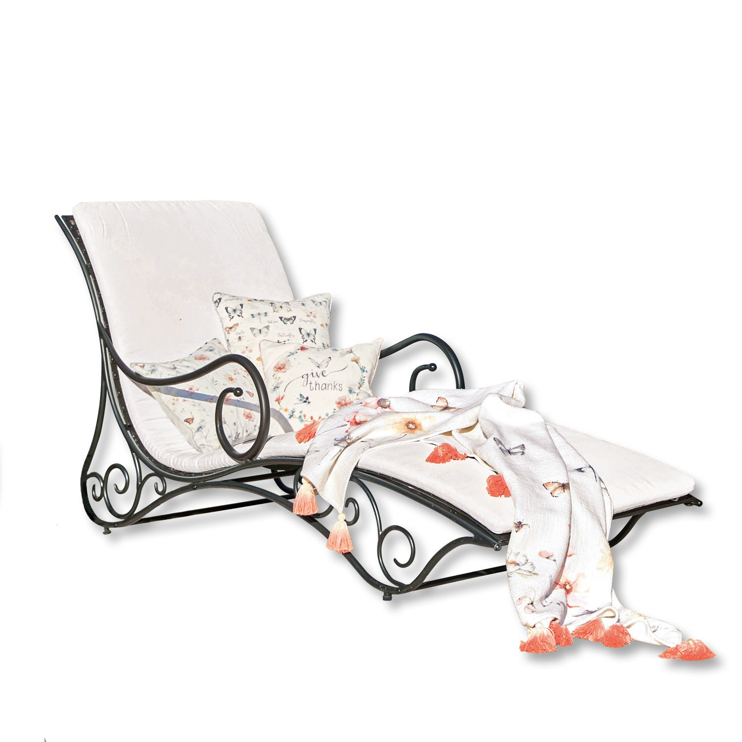 Tumbona de metal negro con cojín crema y manta decorativa con motivos florales y mariposas