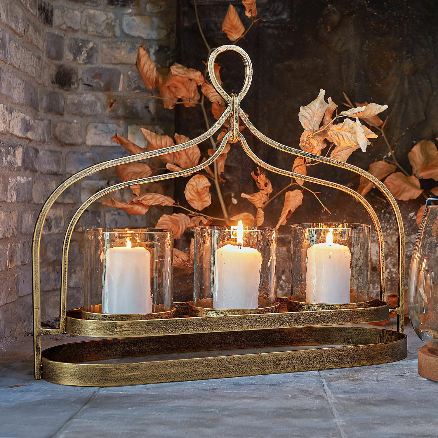 Portavelas Biserre Portavelas metálico dorado con tres velas blancas en vasos de cristal, decoración para interiores