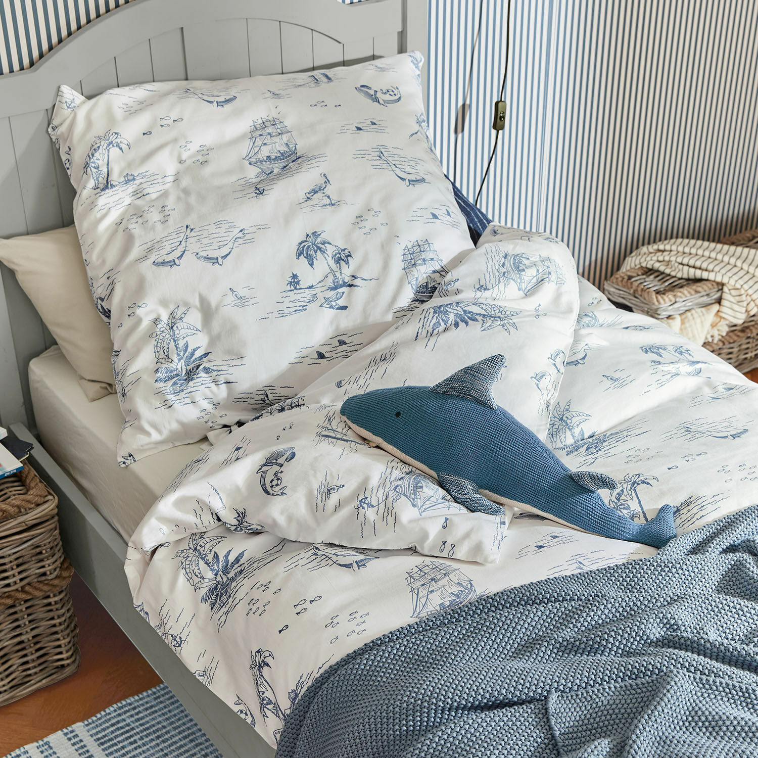 Ropa de cama Douxie Ropa de cama de algodón blanca con motivos marinos azules, manta de punto azul y peluche de tiburón
