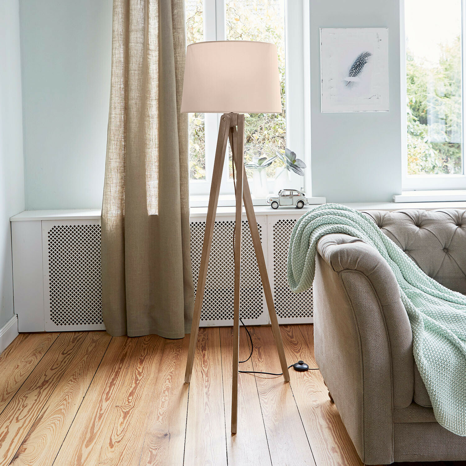 Lámpara de pie Troisième Lámpara de pie con base de madera y pantalla crema en salón luminoso con sofá y manta tejida