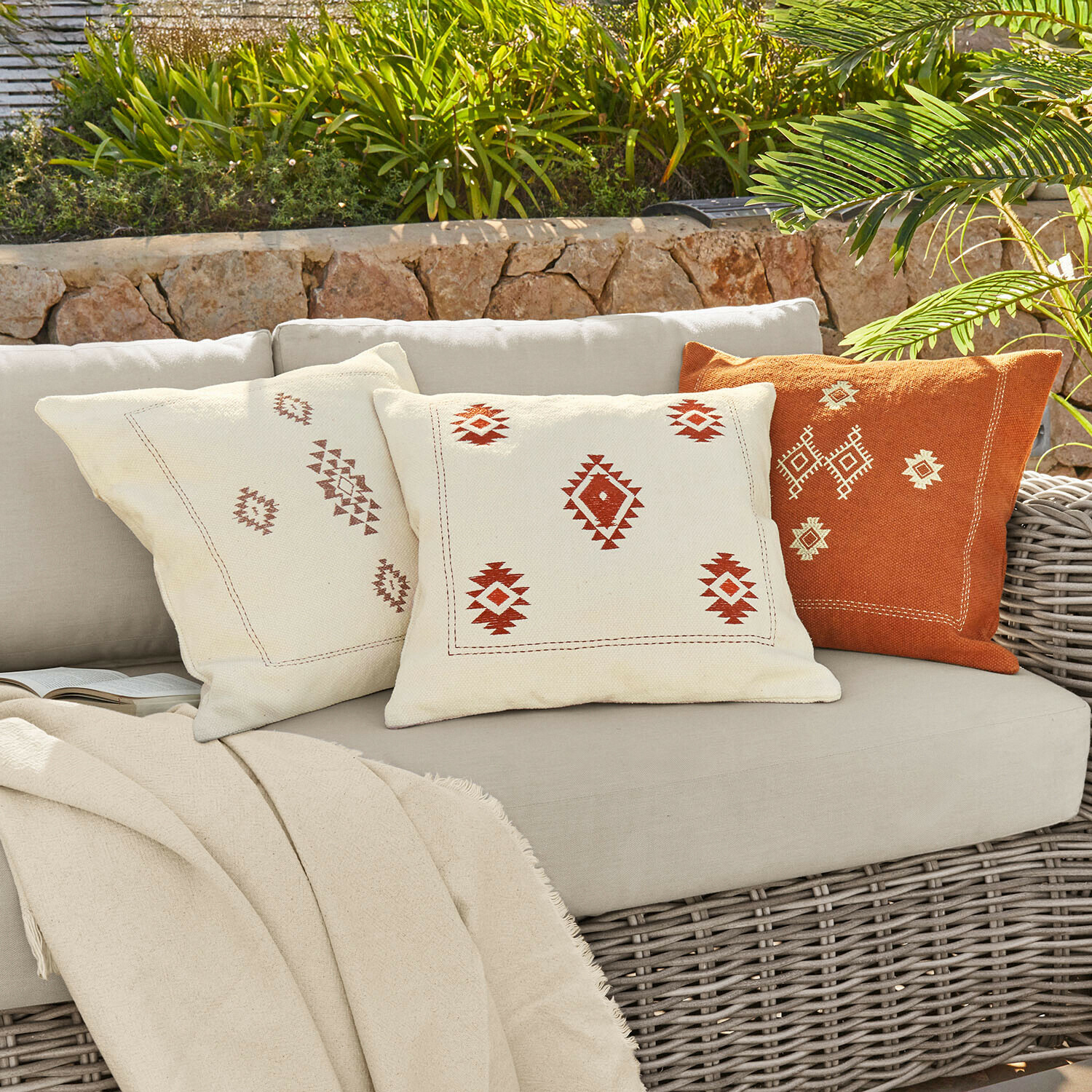 Set de 3 fundas de cojín Selamir Conjunto de tres cojines decorativos de algodón en crema y naranja con diseño geométrico para exteriores