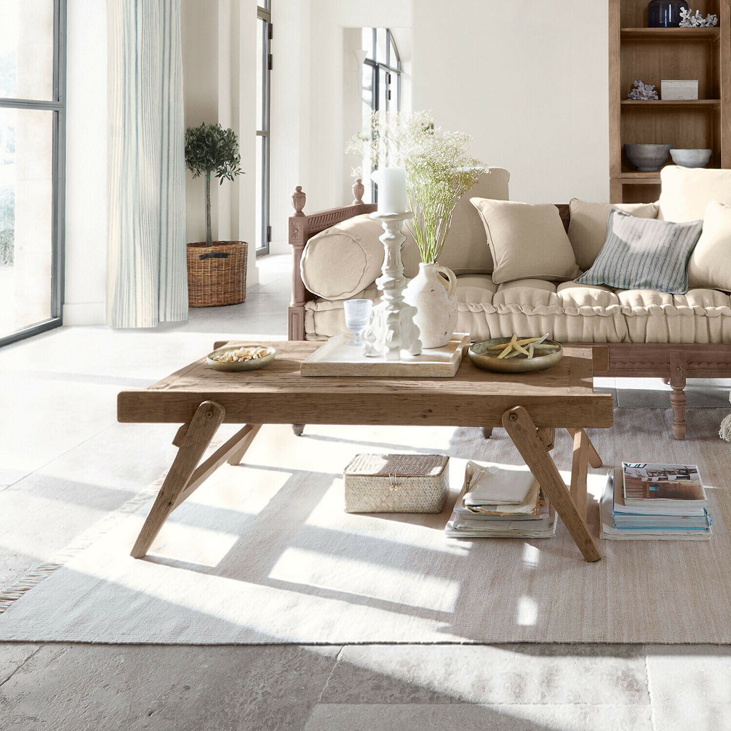 Mesa de centro Torenno Mesa de centro de madera con decoraciones sobre alfombra clara en salón acogedor con sofá beige