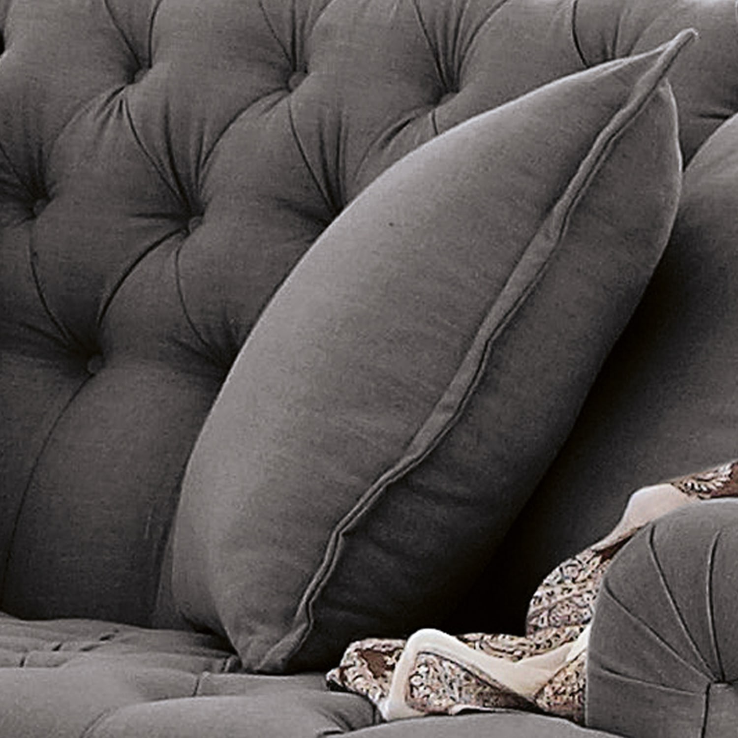 Sofá gris acolchado con cojín suave y tela decorativa, mueble cómodo para salón