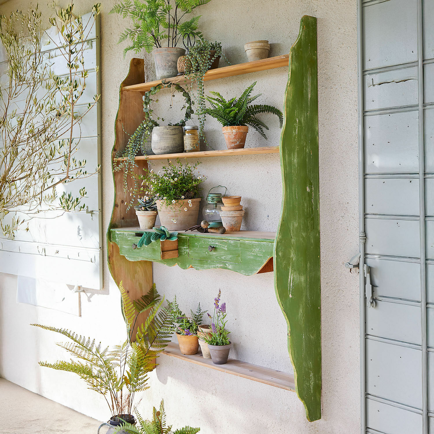 Estante de pared Triomphique Estantería de pared rústica verde de madera con macetas y herramientas de jardinería para decoración interior