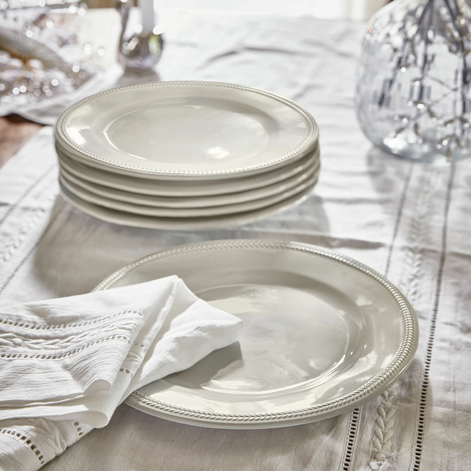 Set de 6 platos Norrvik Juego de platos blancos de cerámica con borde decorativo sobre mantel de lino, decoración de mesa