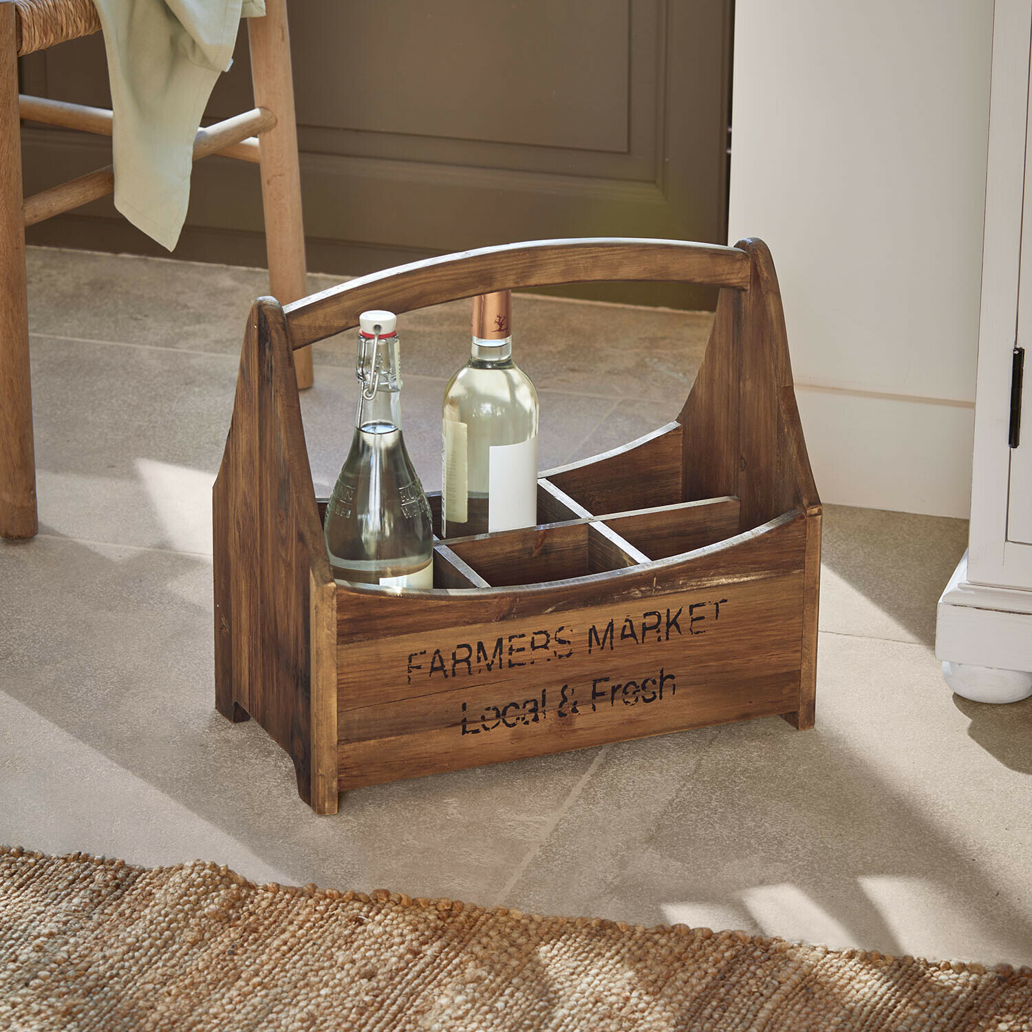 Organizador de botellas Moorfield Caja de madera oscura para botellas con texto Farmers Market, organizador práctico para cocina
