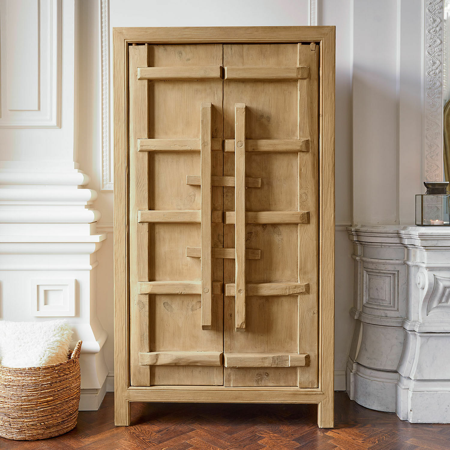 Armario Trésorique Armario de madera natural con tiradores decorativos, mueble elegante para salón o dormitorio
