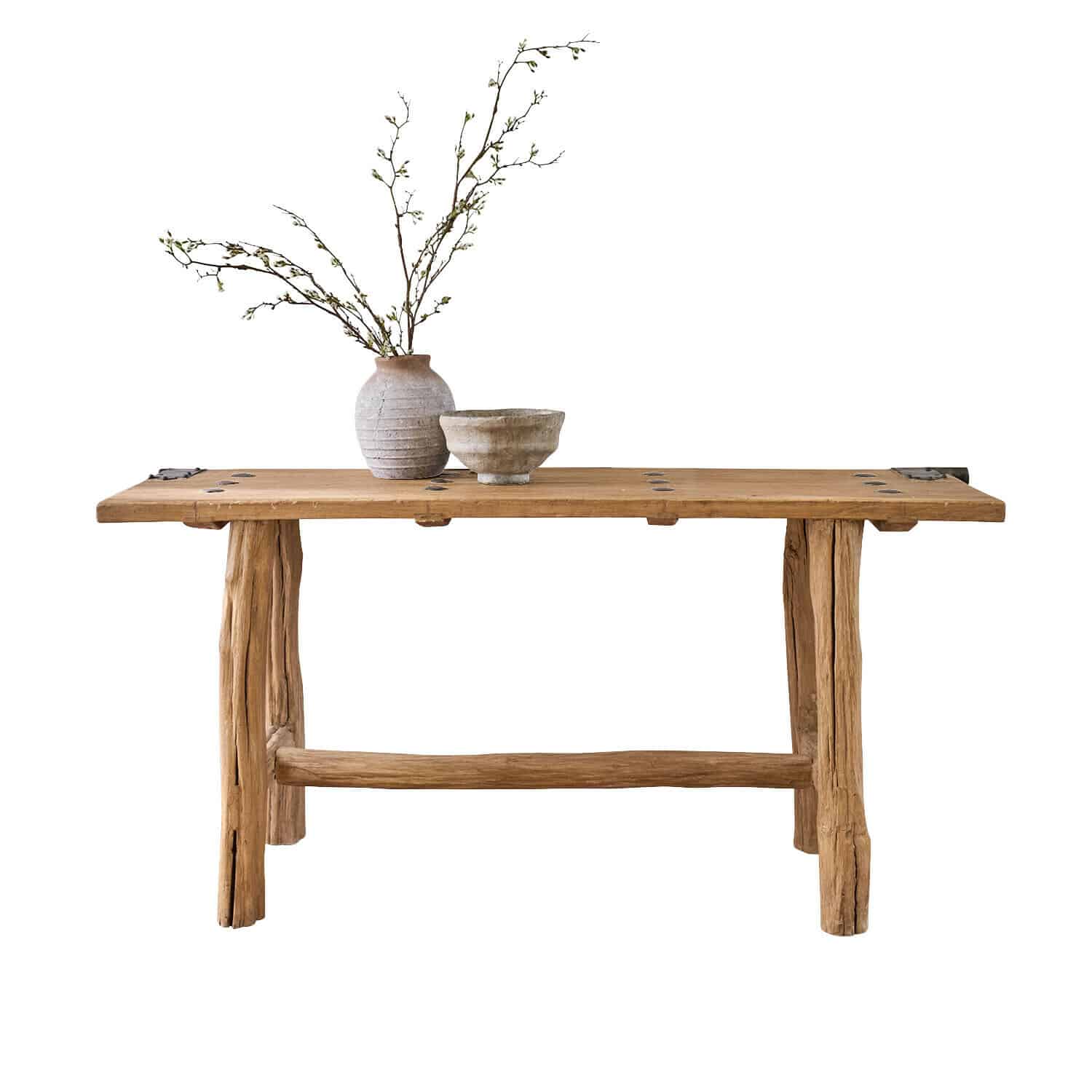Consola Crestmoore Mesa rústica de madera de teca en color natural con jarrón de cerámica y cuenco decorativo