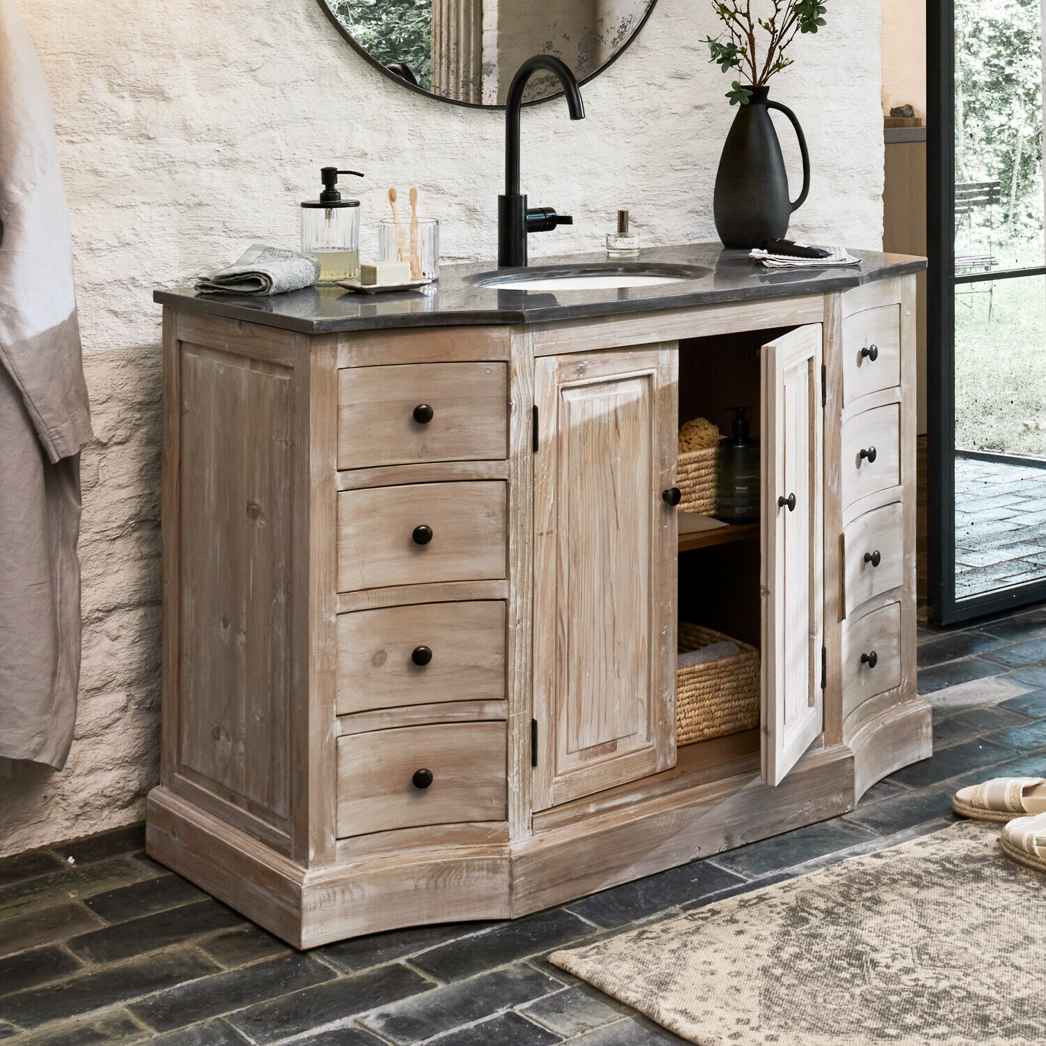 Mueble de baño con lavabo Manaurie Mueble de baño de madera gris con encimera de mármol y grifo cromado, estilo vintage