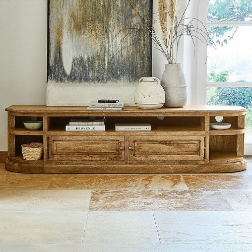 Mueble TV bajo de madera en color natural con estantes y cajones para salón