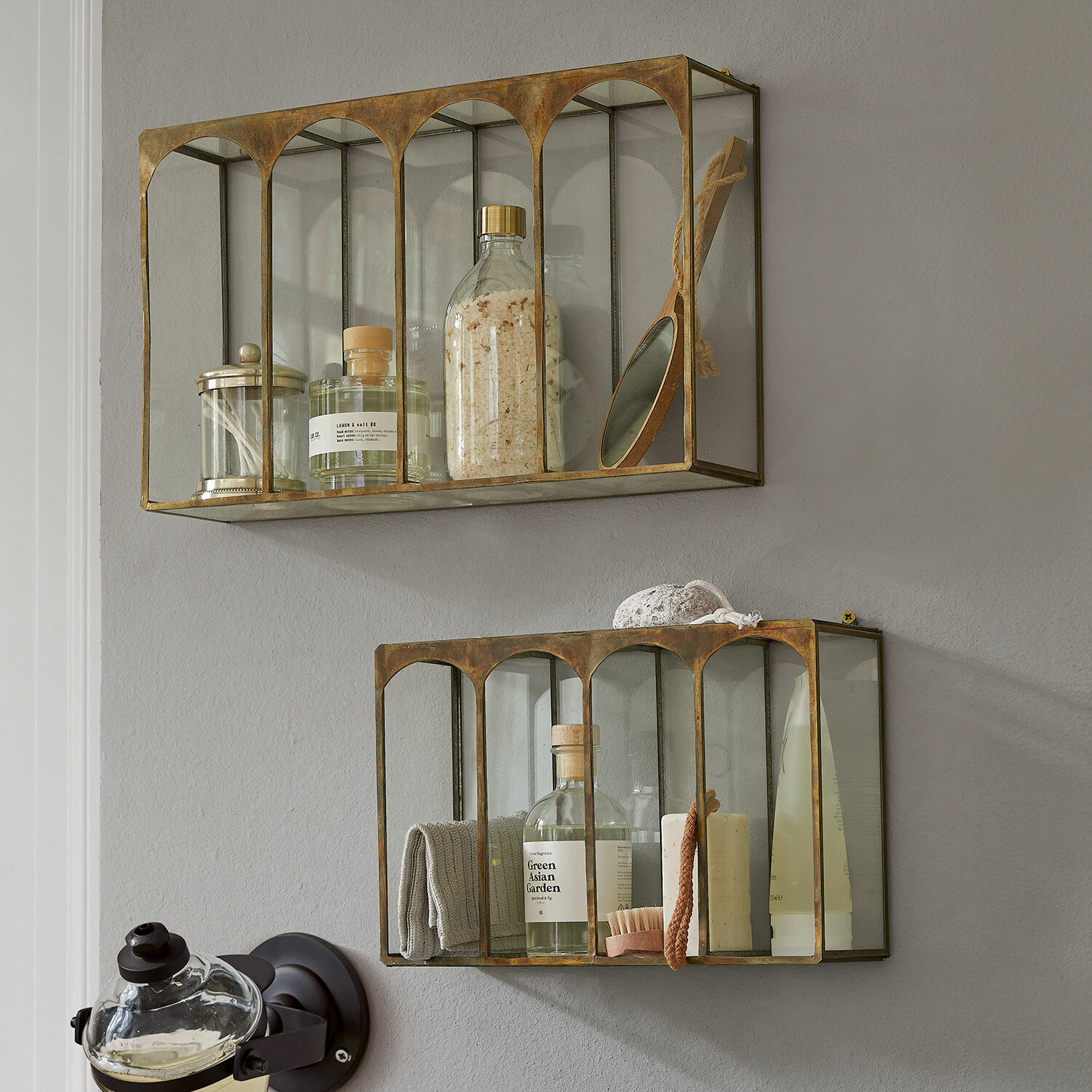 Set de 2 estantes de pared Jaelani Conjunto de dos estantes de pared de vidrio con marco metálico color latón para almacenar cosméticos