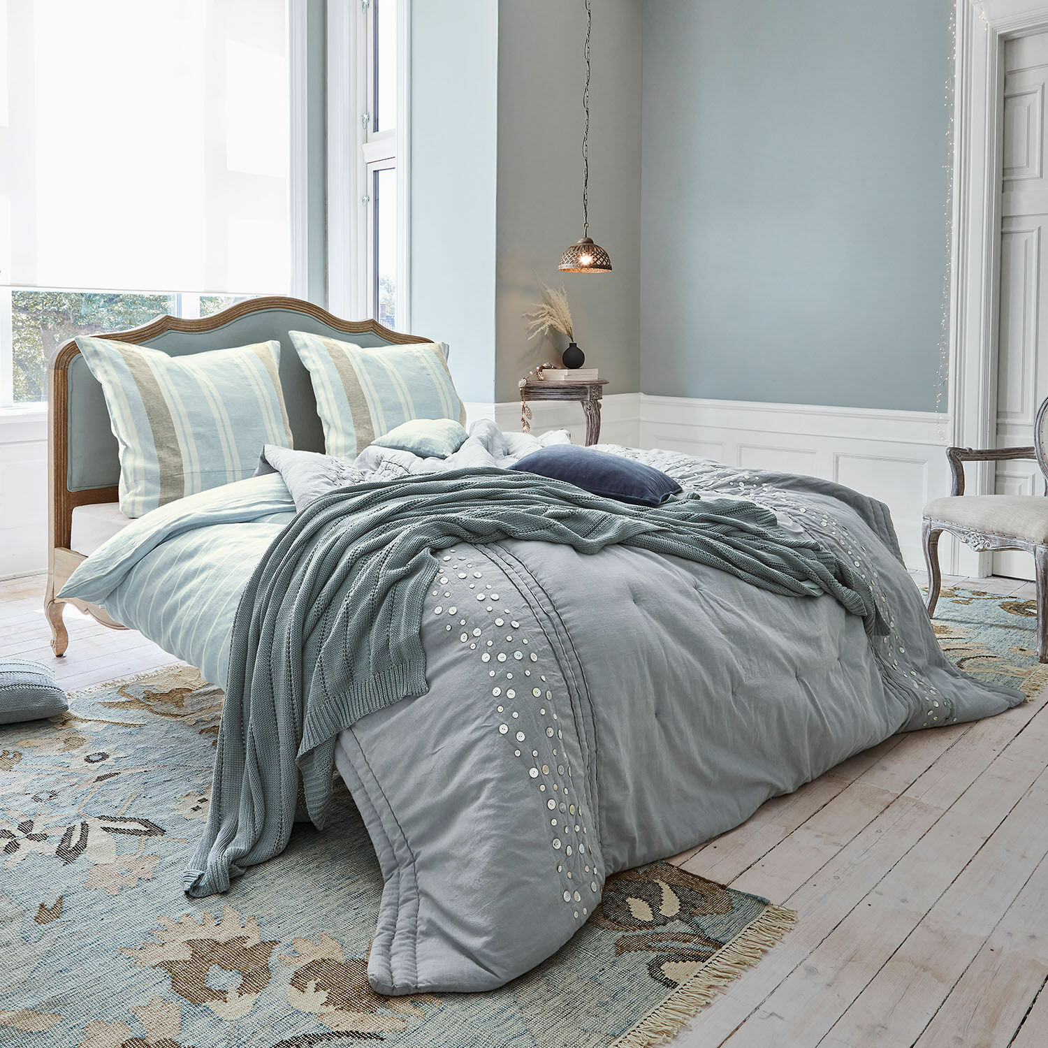 Cama Serravalle Dormitorio con cama azul, ropa de cama de algodón con botones decorativos y manta a juego