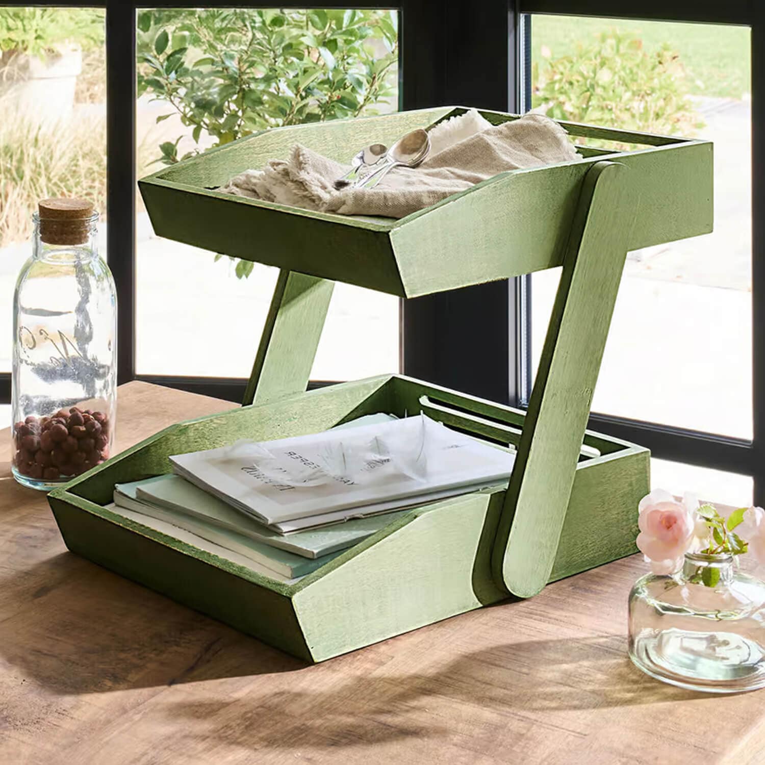 Organizador de escritorio de madera verde de dos niveles con libros y cubiertos, almacenamiento práctico