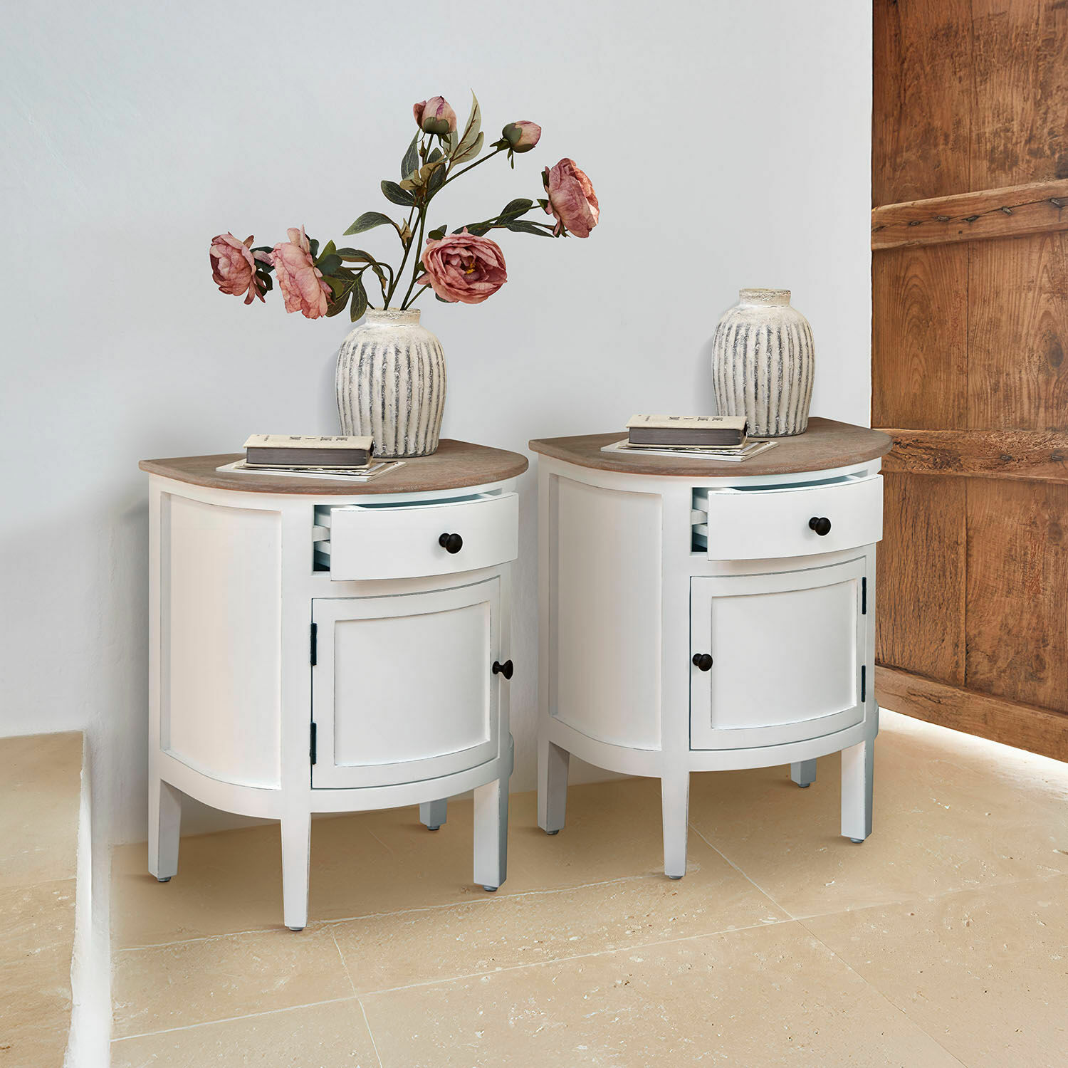 Set de 2 mesillas de noche Arvelin Par de mesitas de noche blancas de madera con tablero semicircular y jarrón decorativo con flores