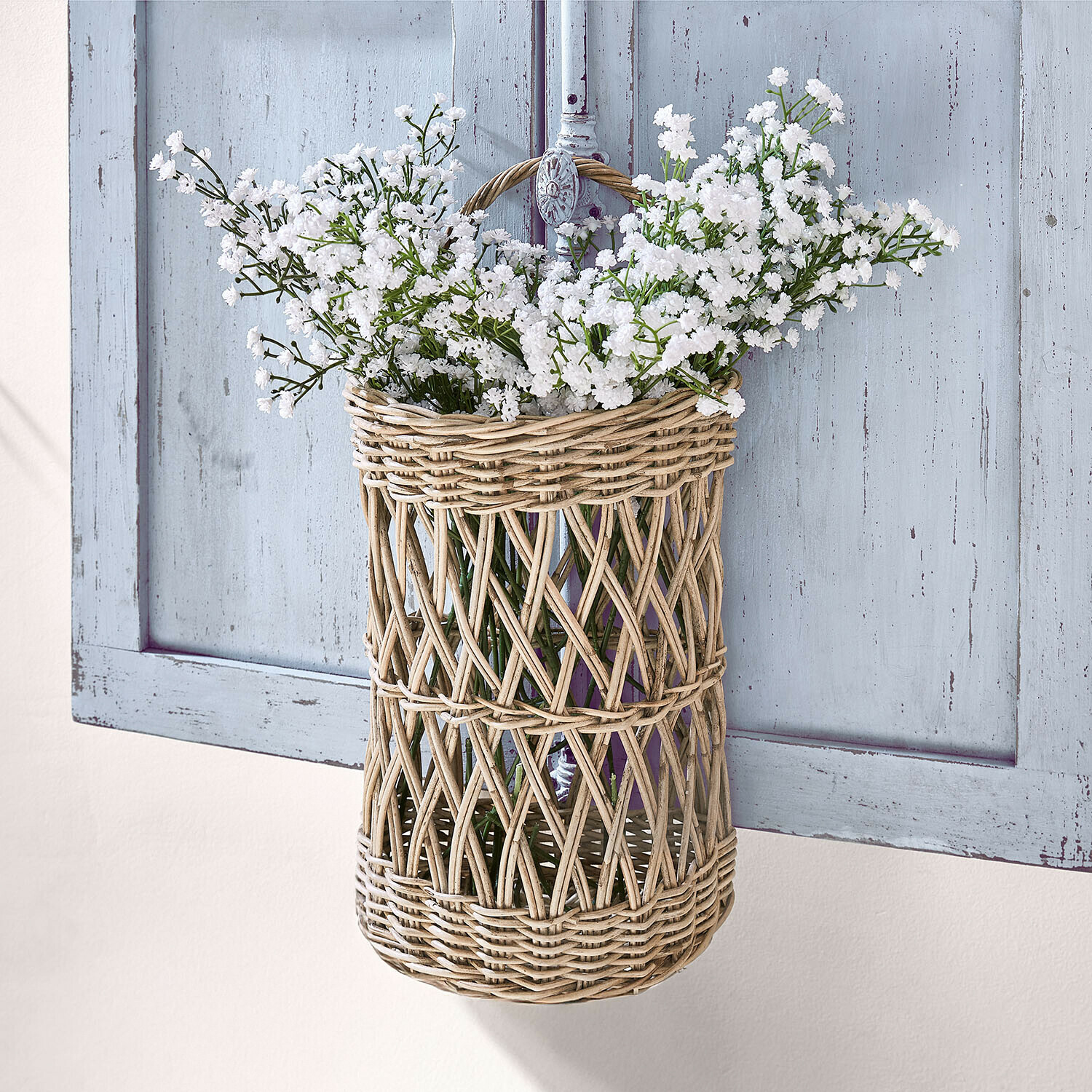 Cesta colgante Finara Cesta colgante de ratán natural con flores blancas para decoración de pared