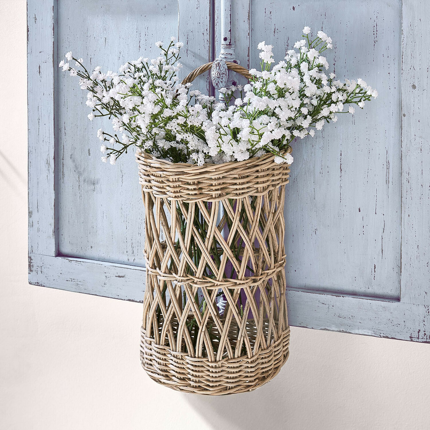 Cesta colgante Finara Cesta colgante de ratán natural con flores blancas para decoración de pared