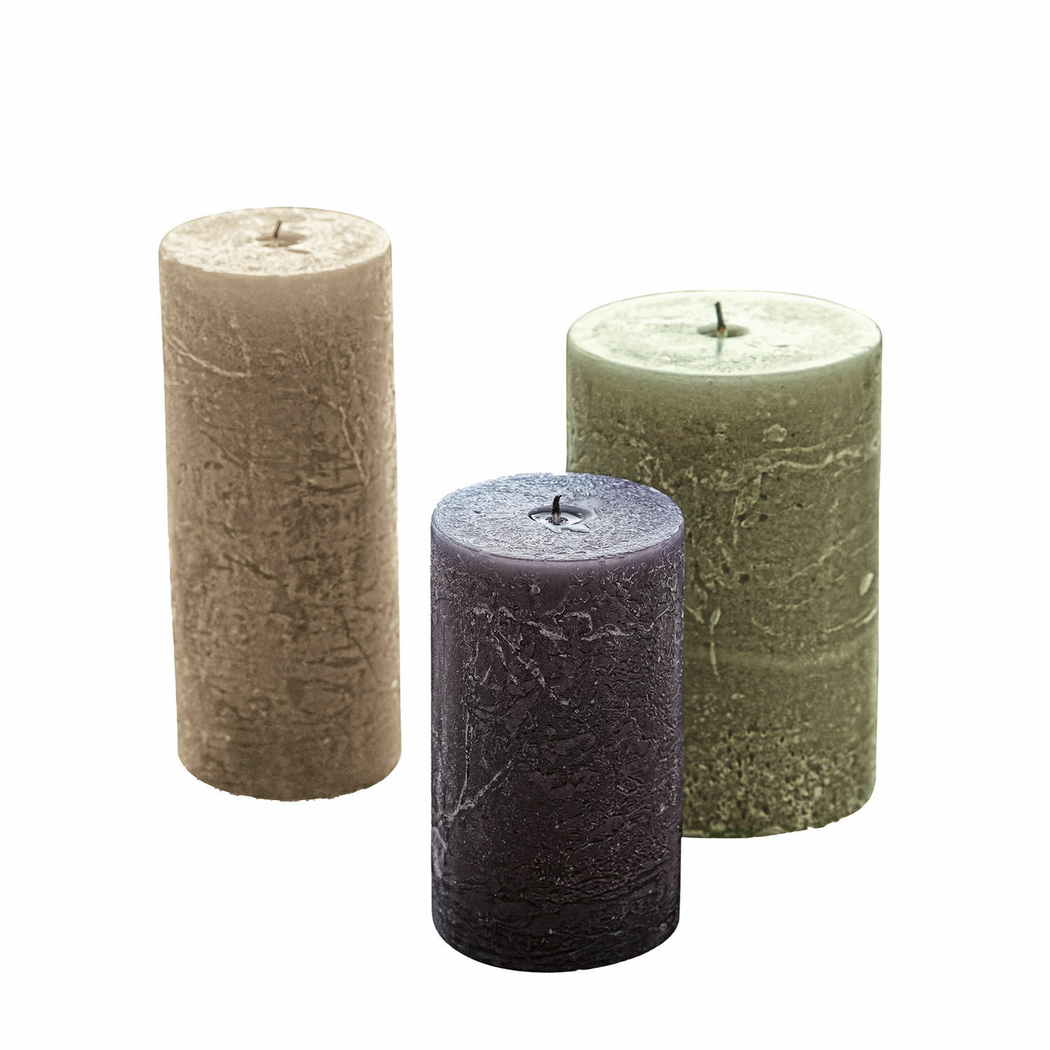 Set de 3 velas Pretin Conjunto de tres velas cilíndricas rústicas en beige, verde y violeta para decoración interior