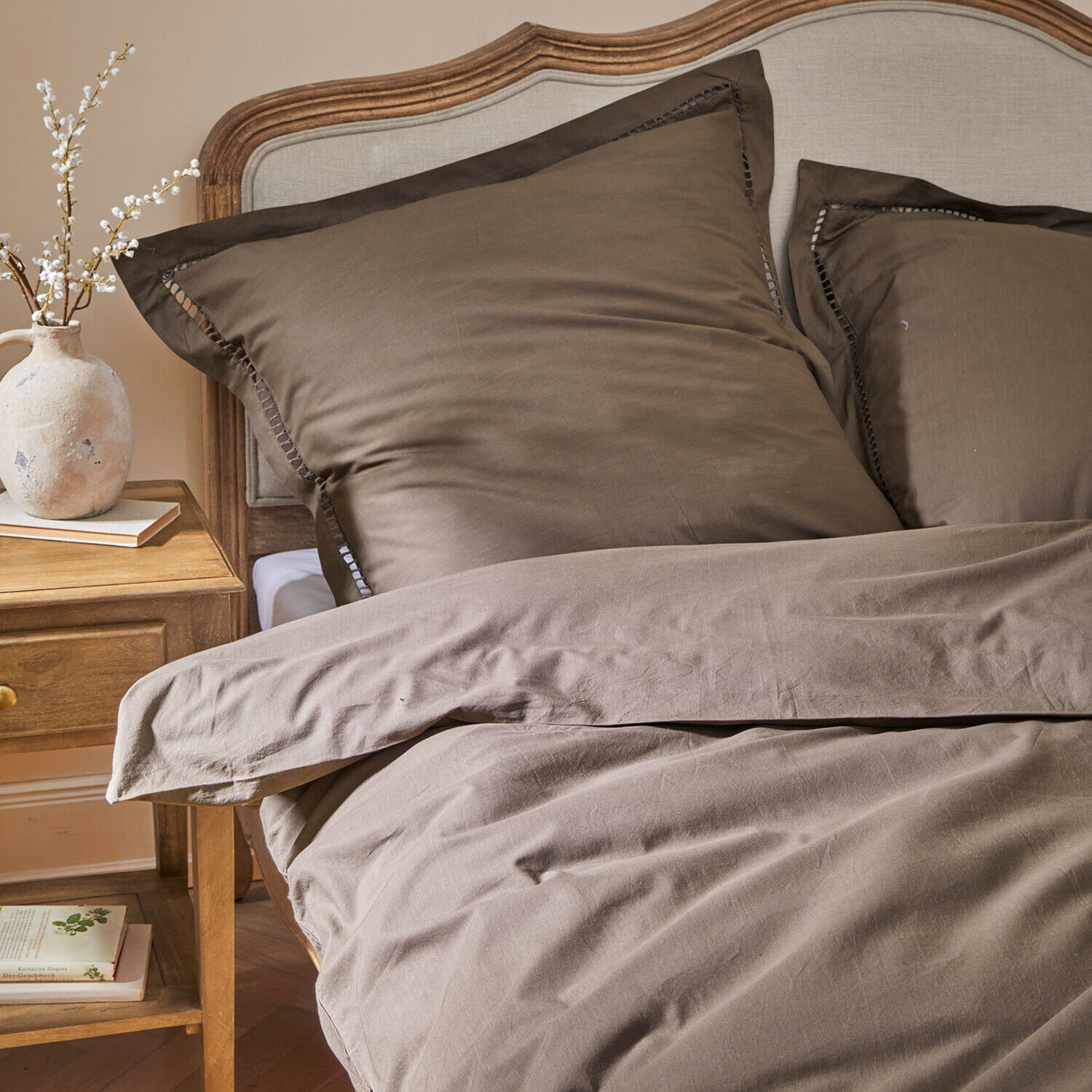 Ropa de cama Belvero Ropa de cama marrón de algodón en cama con cabecero de madera y mesita con jarrón