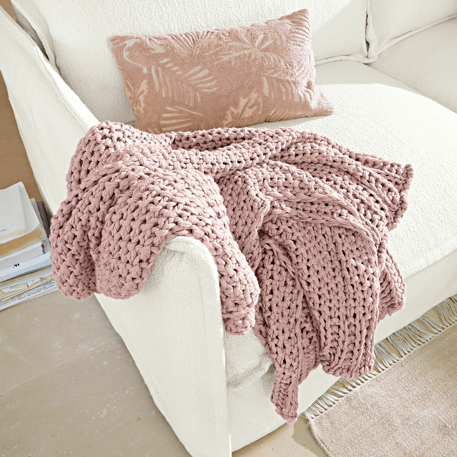 Plaid Plixoren Manta rosa gruesa tejida sobre sofá blanco con cojín decorativo con hojas, suave y acogedora
