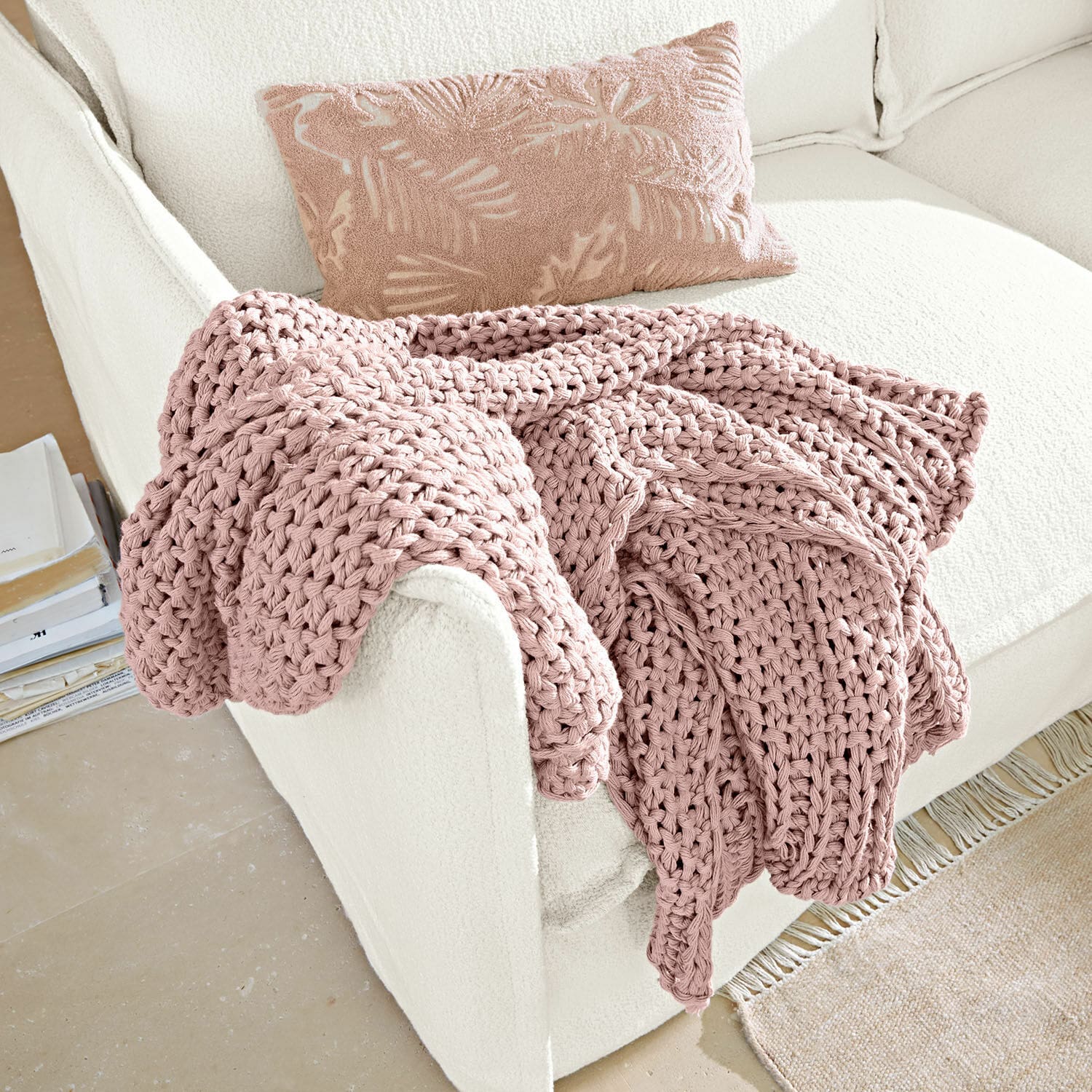 Plaid Plixoren Manta rosa gruesa tejida sobre sofá blanco con cojín decorativo con hojas, suave y acogedora
