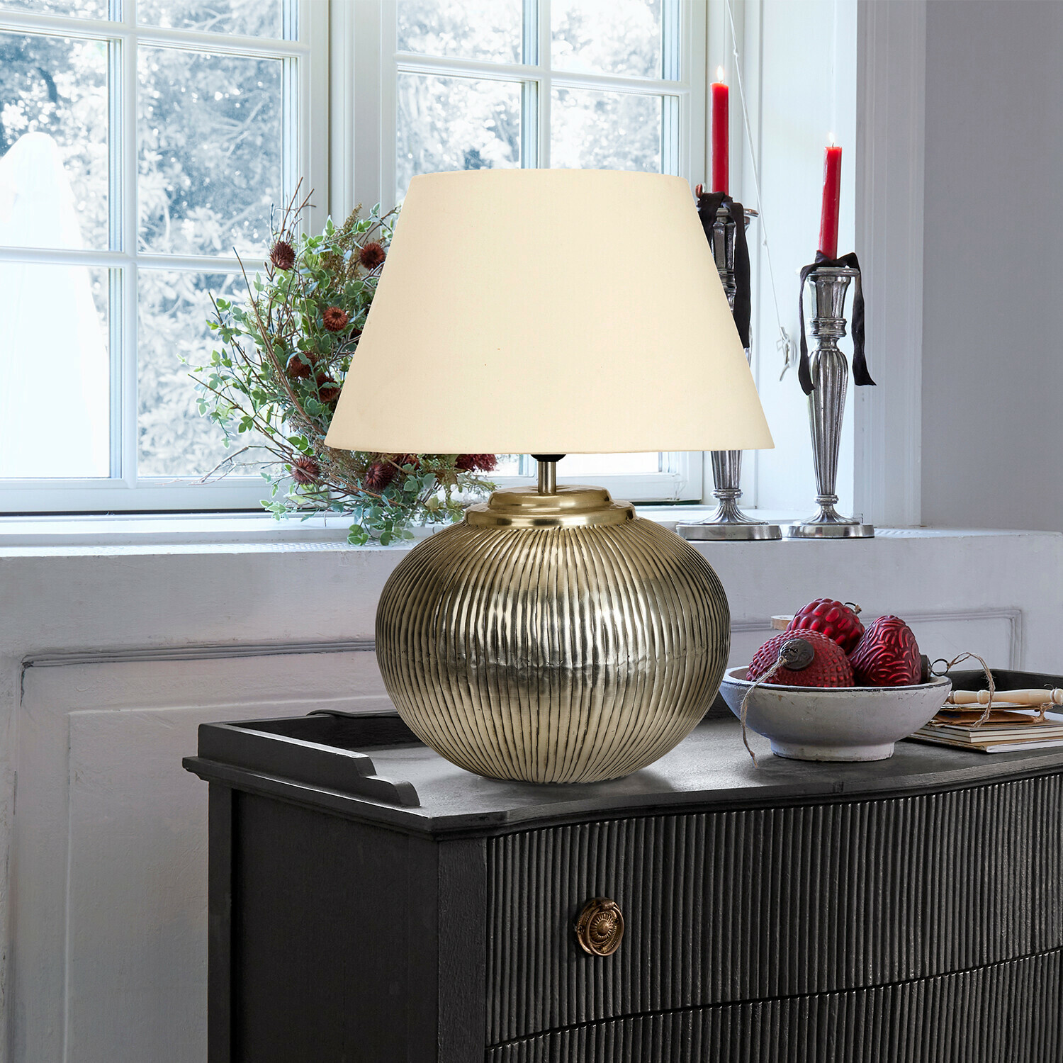 Lámpara de mesa Rosélune Lámpara de mesa de latón con pantalla crema sobre cómoda negra en habitación luminosa