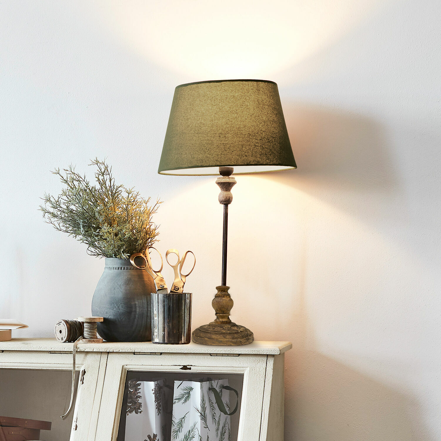 Lámpara de mesa Karlora Lámpara de mesa con pantalla verde y base de madera sobre cómoda blanca con decoración