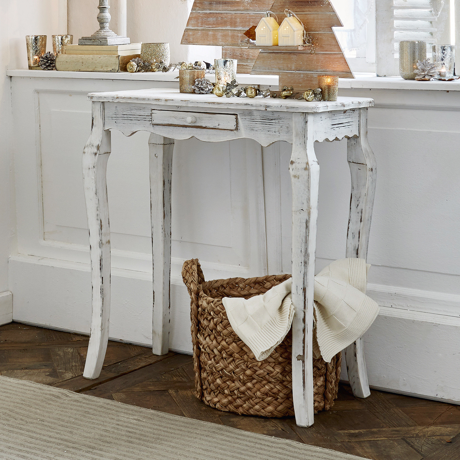 Consola Barbey Mesa blanca de madera estilo vintage con cajón, decoraciones navideñas y cesta de mimbre