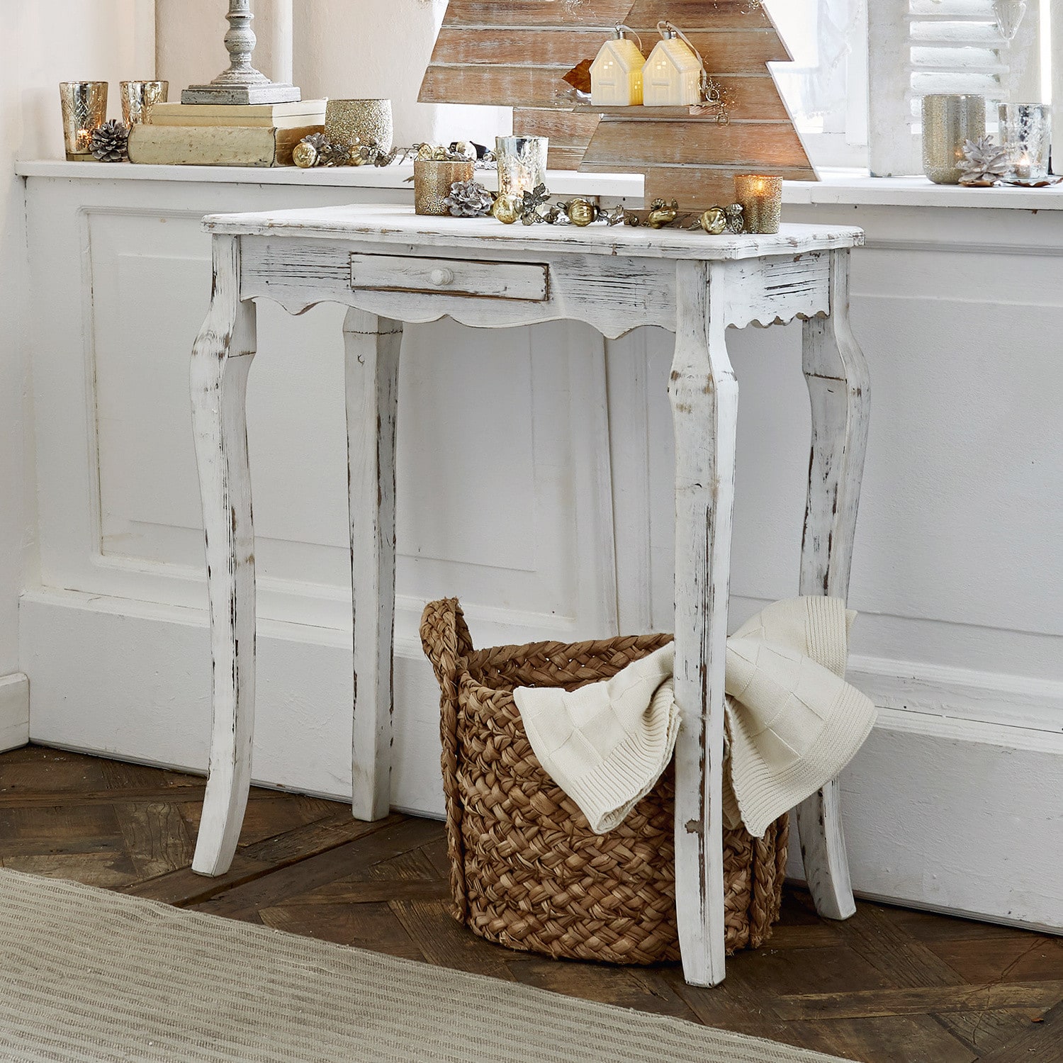 Consola Barbey Mesa blanca de madera estilo vintage con cajón, decoraciones navideñas y cesta de mimbre