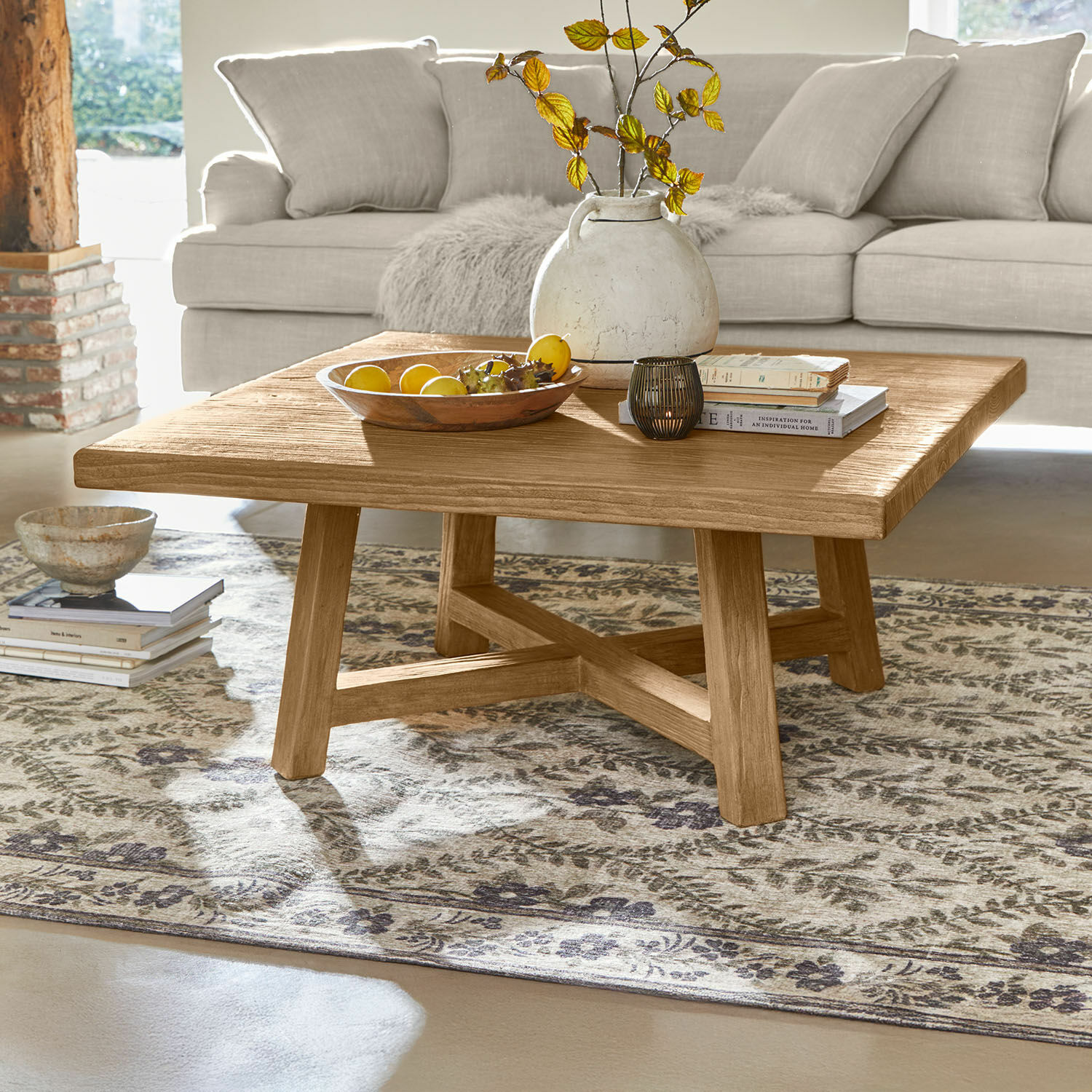 Mesa de centro cuadrada de madera de roble natural sobre alfombra con diseño en sala luminosa