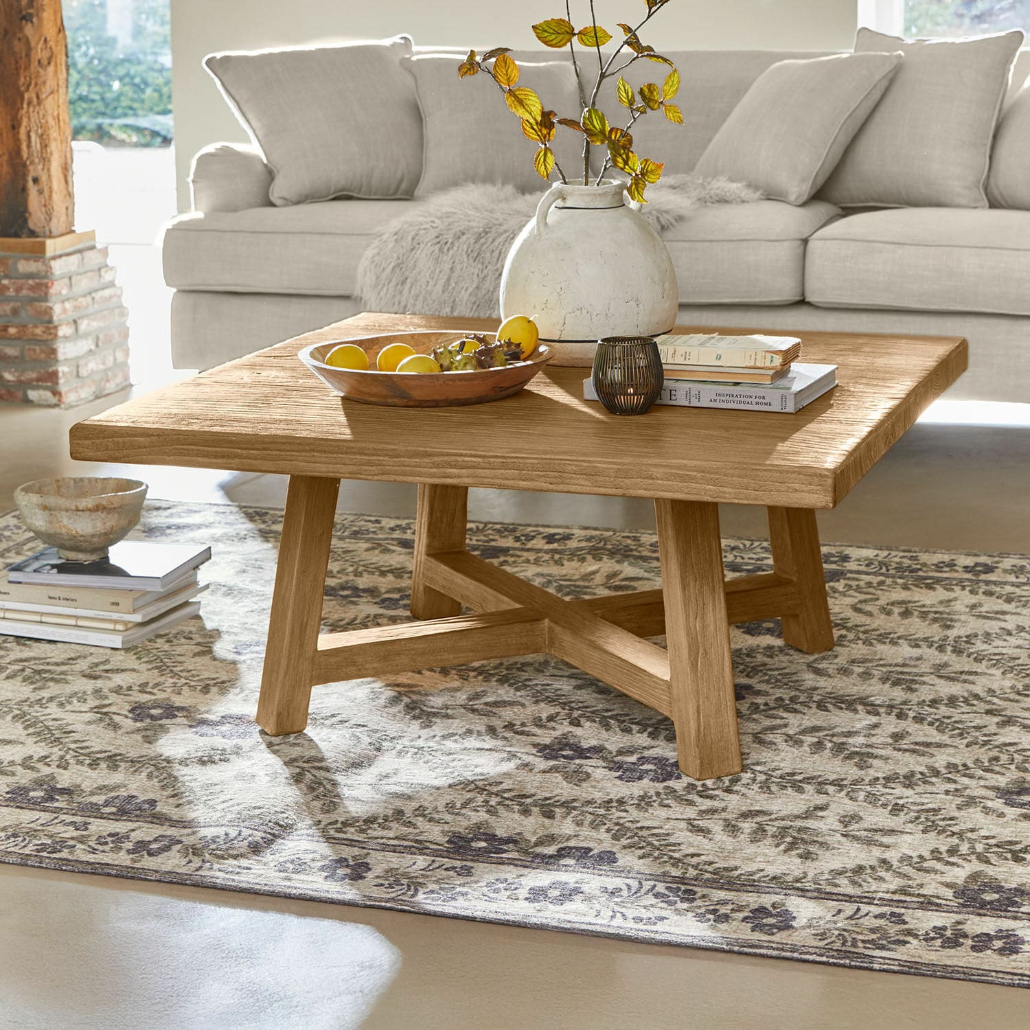 Mesa de centro Eldonbury Mesa de centro cuadrada de madera de roble natural sobre alfombra con diseño en sala luminosa