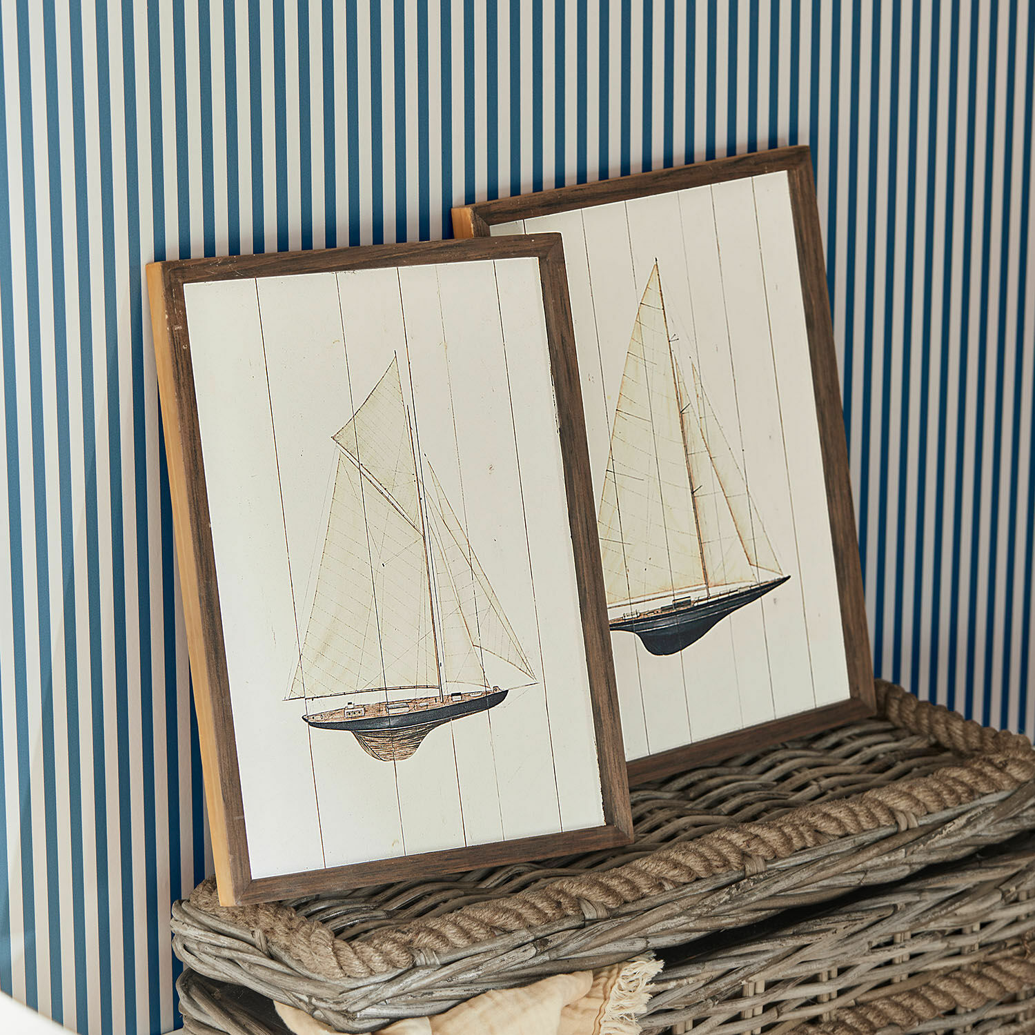 Set de 2 cuadrod Lemoux Cuadros de madera con veleros sobre fondo blanco y marco marrón, decoración náutica para interiores.