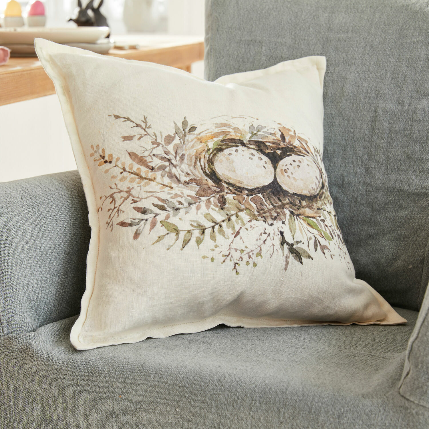 Funda de cojín Maseik Cojín beige de lino con diseño de nido y huevos sobre sofá gris, decoración natural