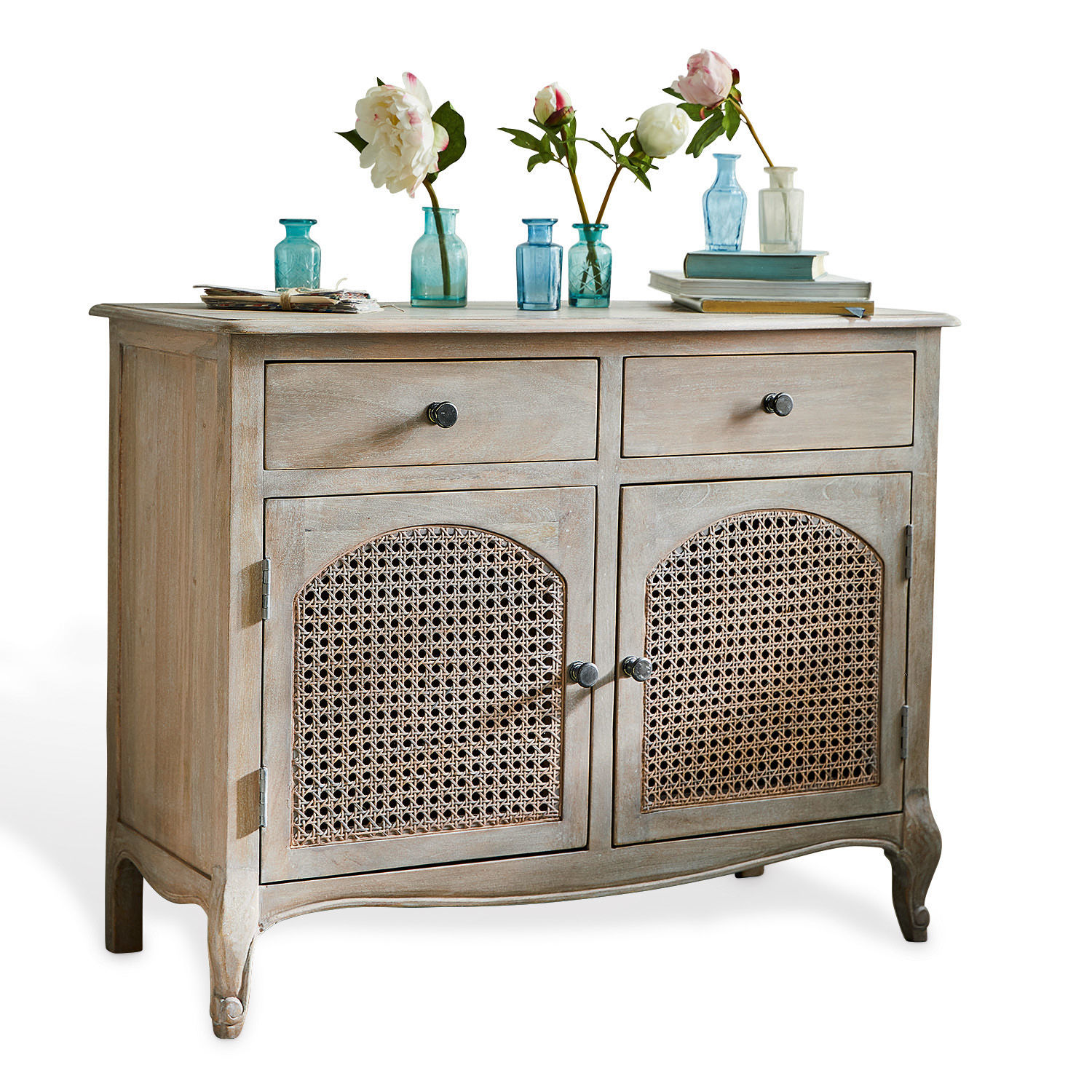 Cómoda Truso Aparador gris de madera con puertas de ratán y dos cajones, decorado con jarrones de vidrio azul