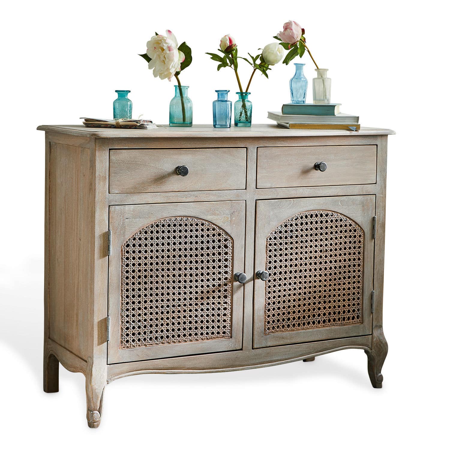 Cómoda Truso Aparador gris de madera con puertas de ratán y dos cajones, decorado con jarrones de vidrio azul