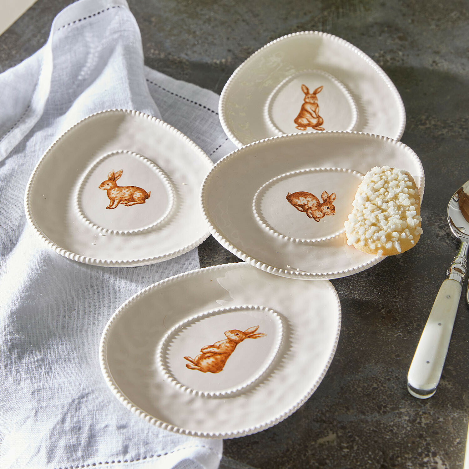 Set de 4 platos Seravoux Conjunto de cuatro platos de cerámica crema con conejos marrones, juego decorativo para servir.