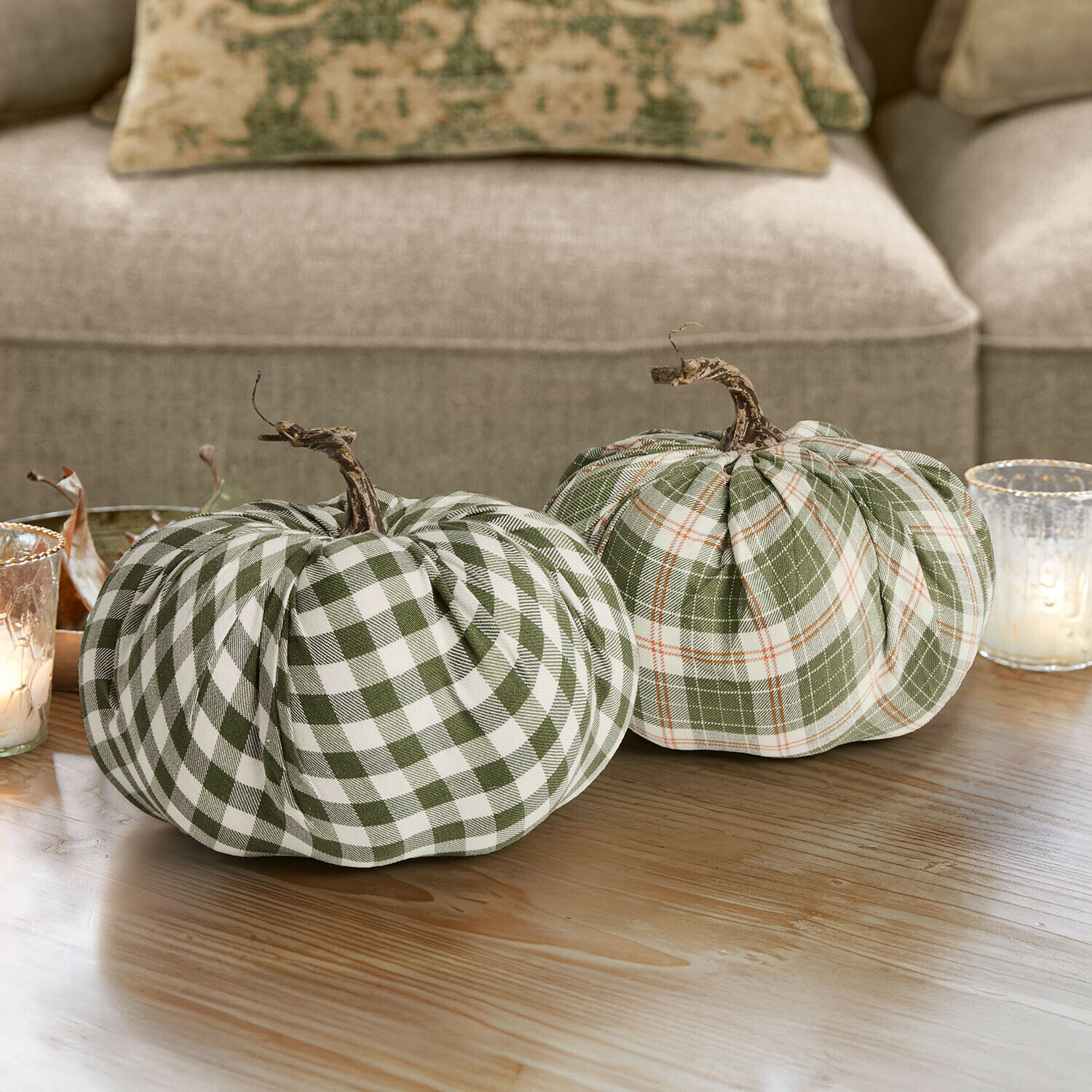 Set de 2 calabazas Effyl Dos calabazas decorativas de tela a cuadros verde y blanco sobre mesa de madera para decoración otoñal
