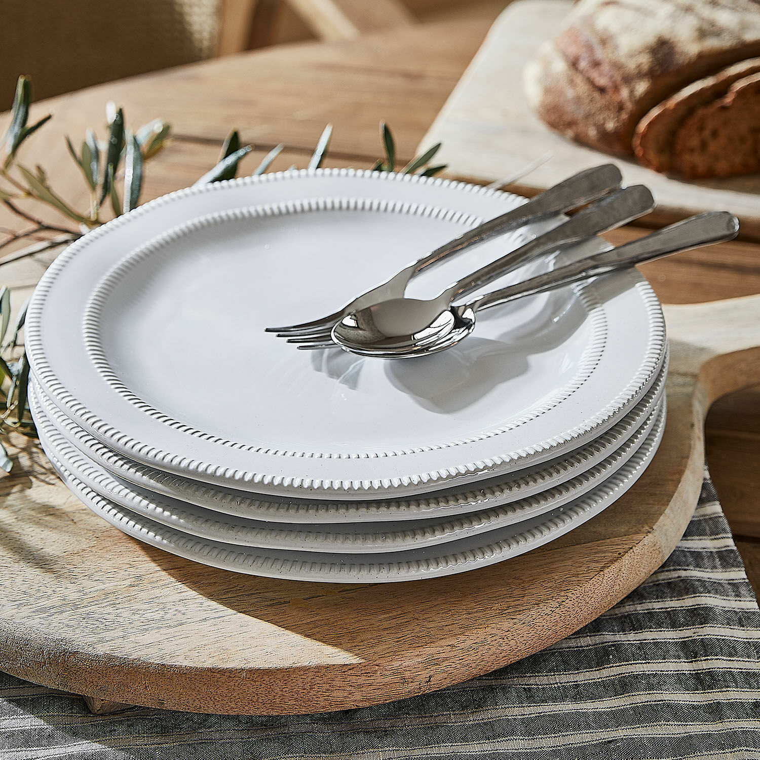 Set de 4 platos Alentejo Juego de platos blancos de cerámica con borde decorativo sobre tabla de madera