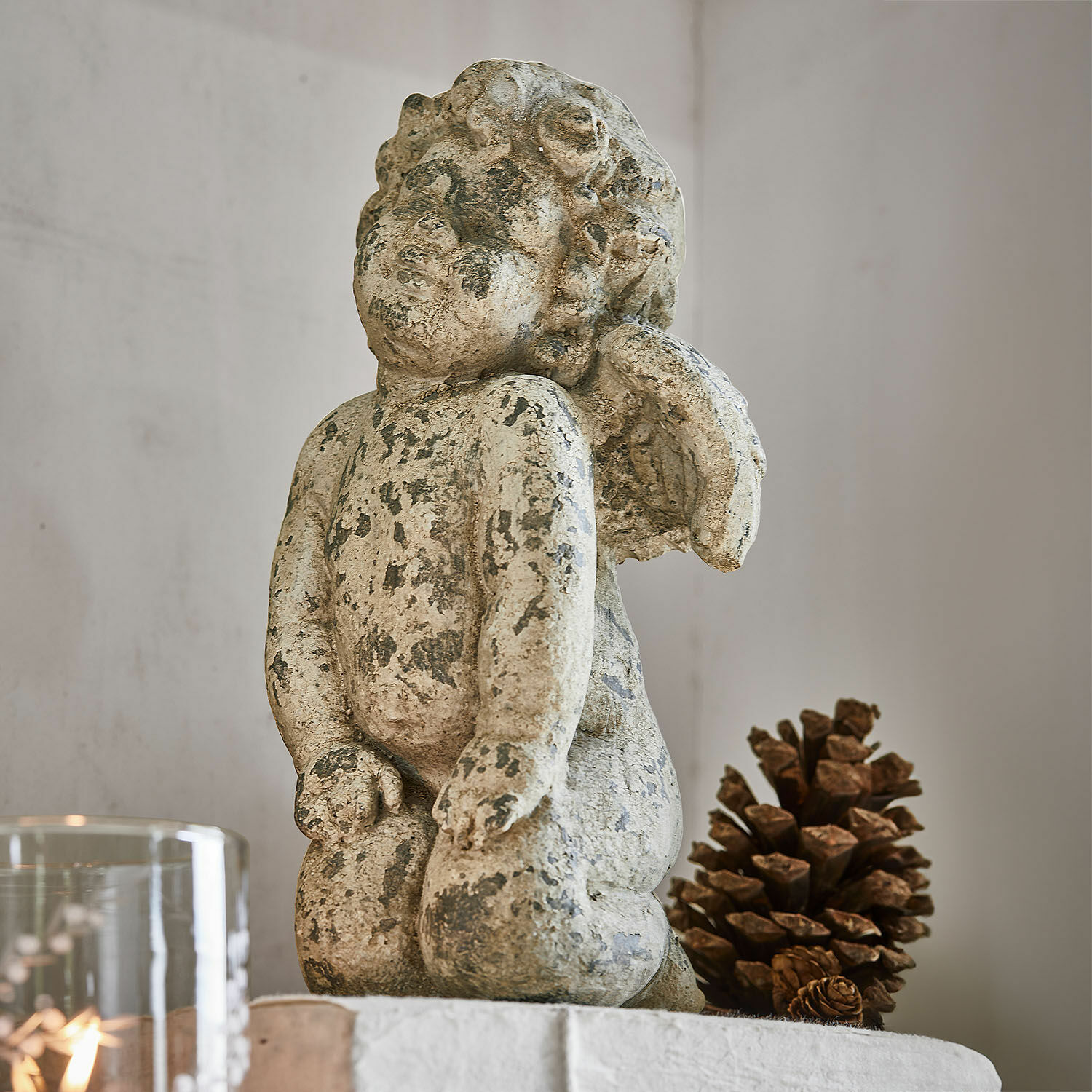 Ángel decorativo Mines Figura de ángel de piedra envejecida en beige, decoración interior con piña natural