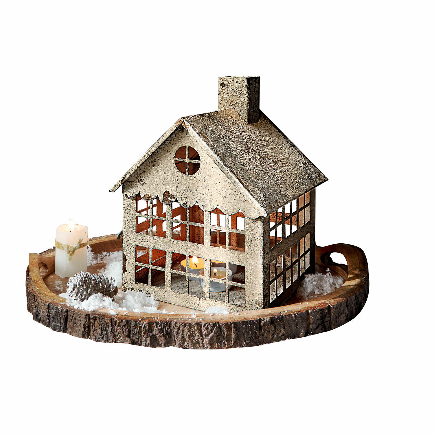 Portavelas Bjornvik Farol de metal con forma de casa sobre bandeja de madera con decoración navideña y velas