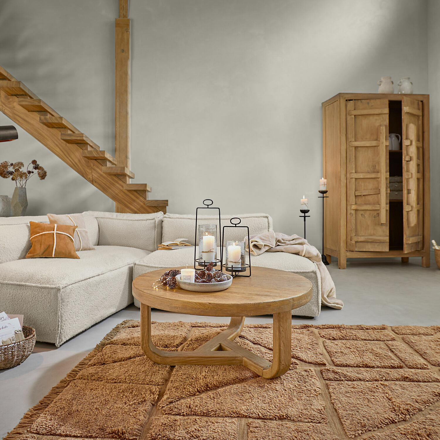 Alfombra Volemar Salón acogedor con sofá beige, mesa de centro de madera y alfombra marrón, decoración moderna