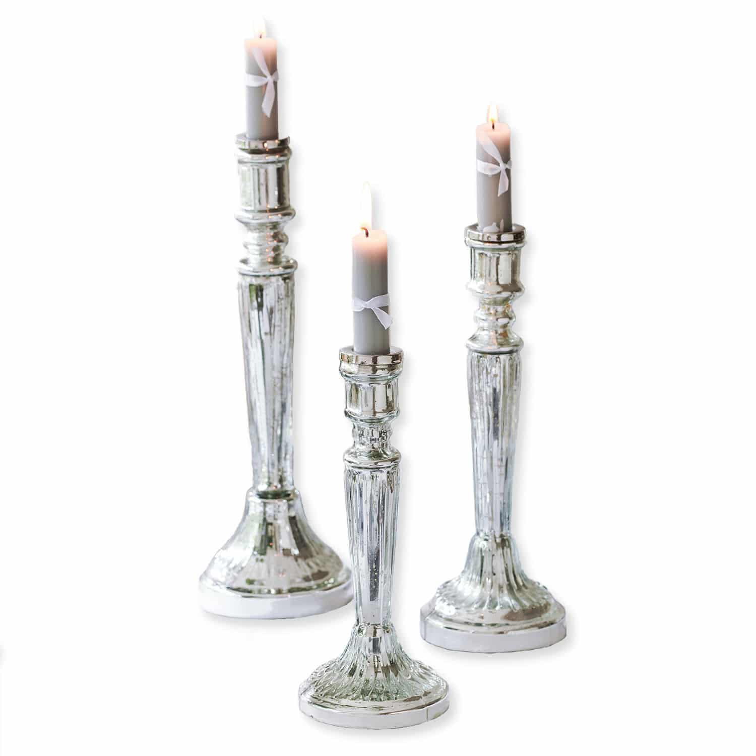 Set de 3 candeleros Riley Conjunto de tres candelabros plateados con velas grises y lazos blancos, decoración de mesa